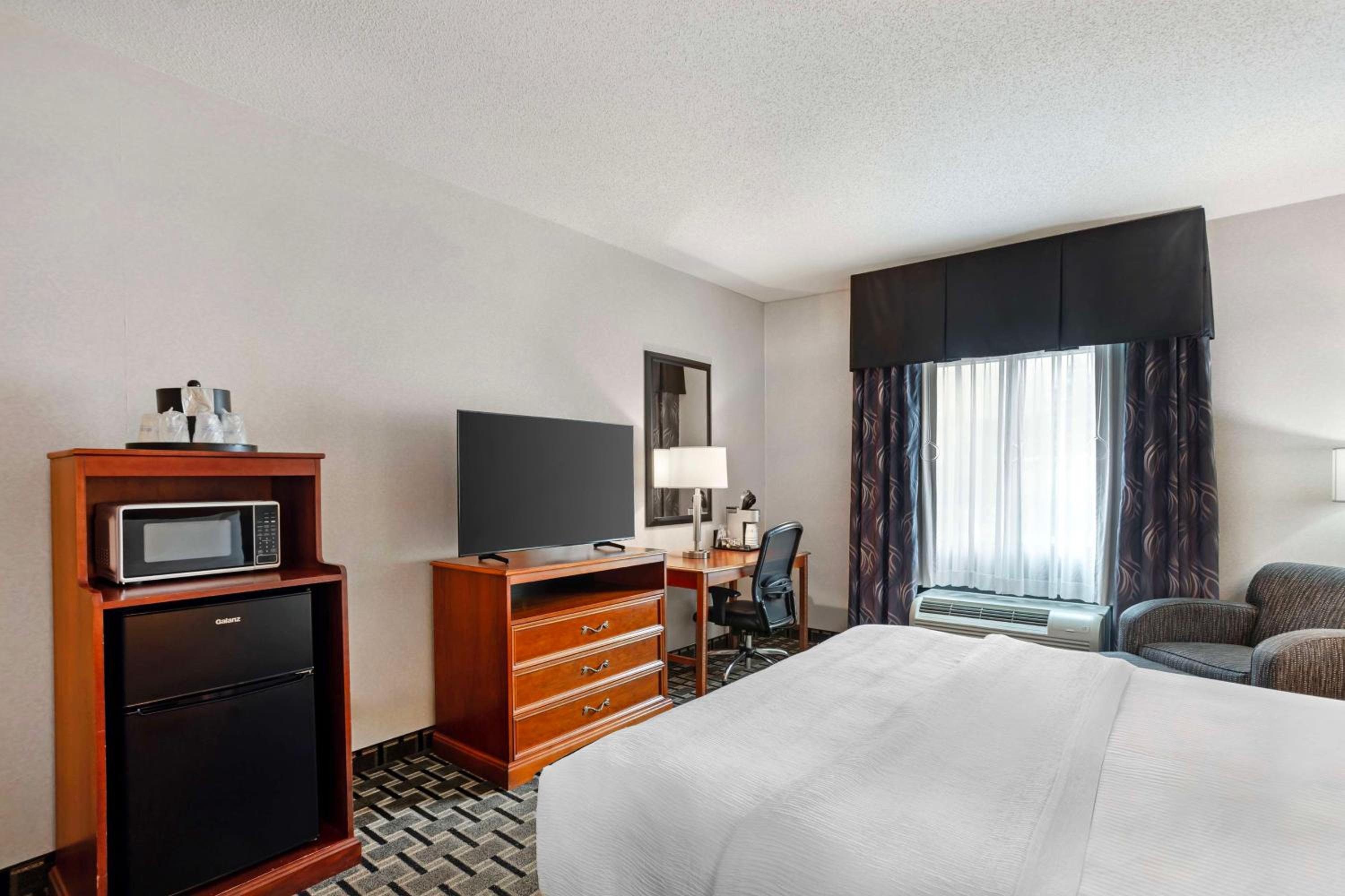 King Room - Non-Smoking - Photo 3