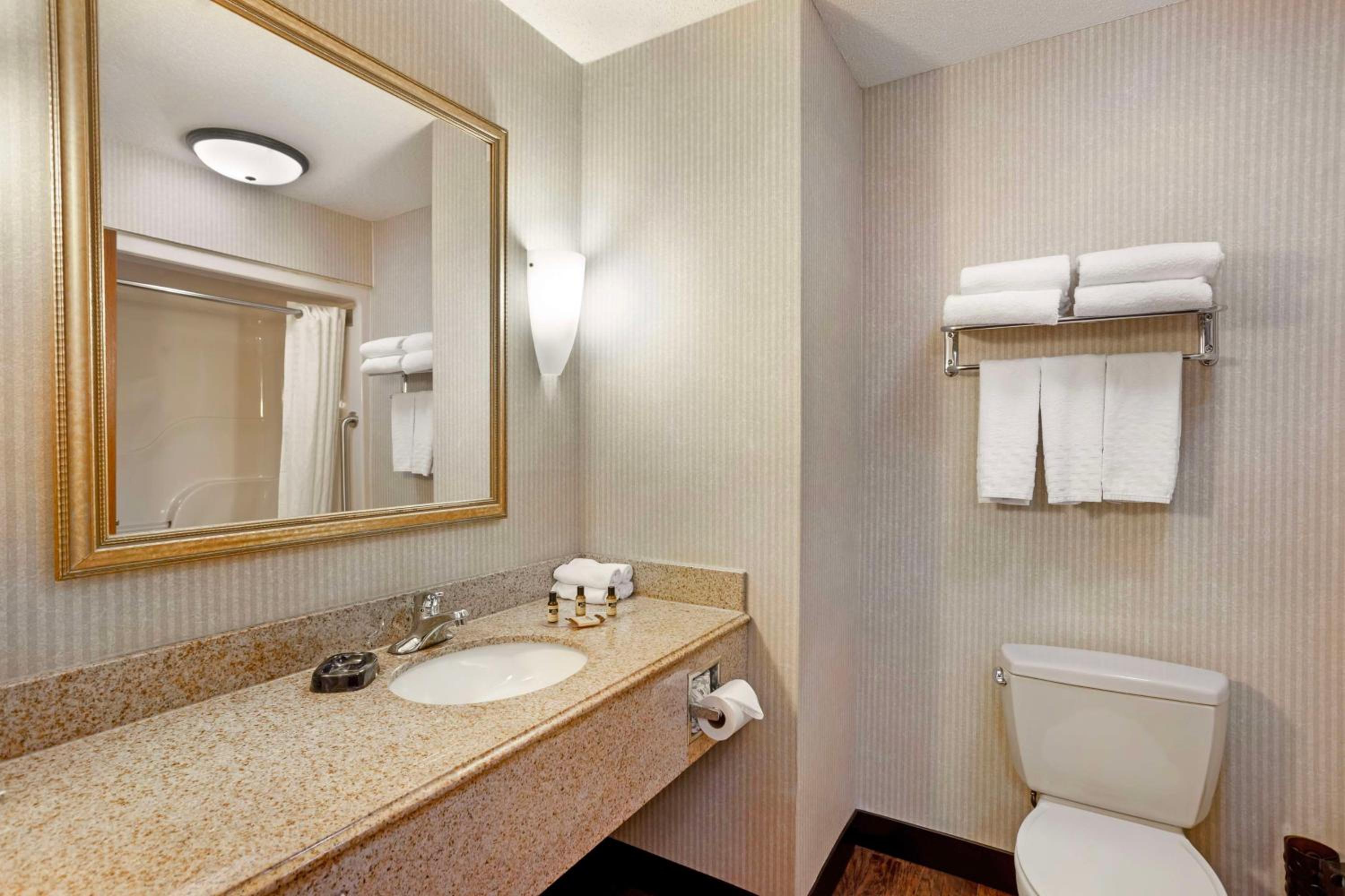 Queen Room with Two Queen Beds - Pet Friendly - Photo 6