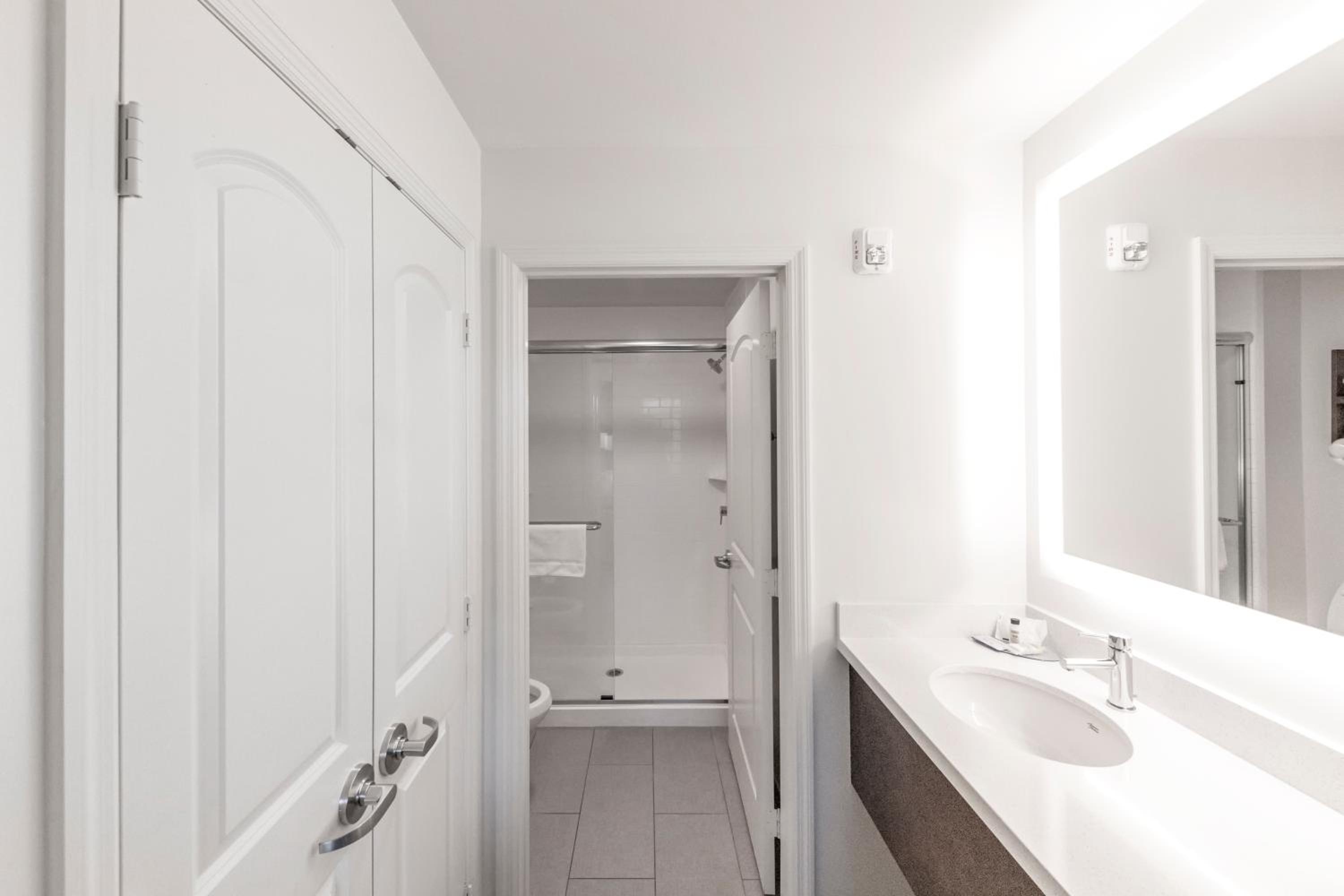 One-Bedroom Queen Suite -Non-Smoking - Photo 6