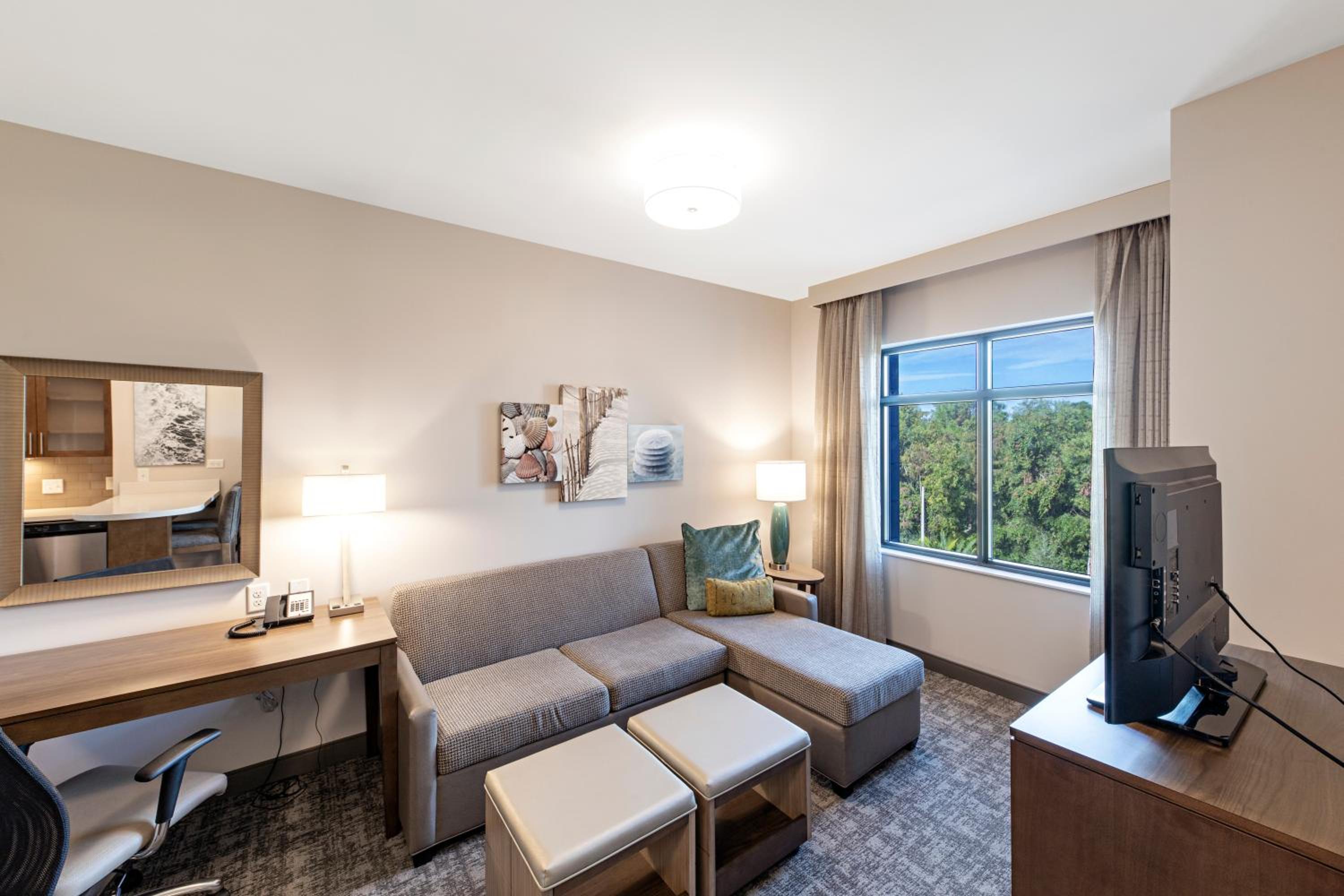 One-Bedroom Queen Suite -Non-Smoking - Photo 5