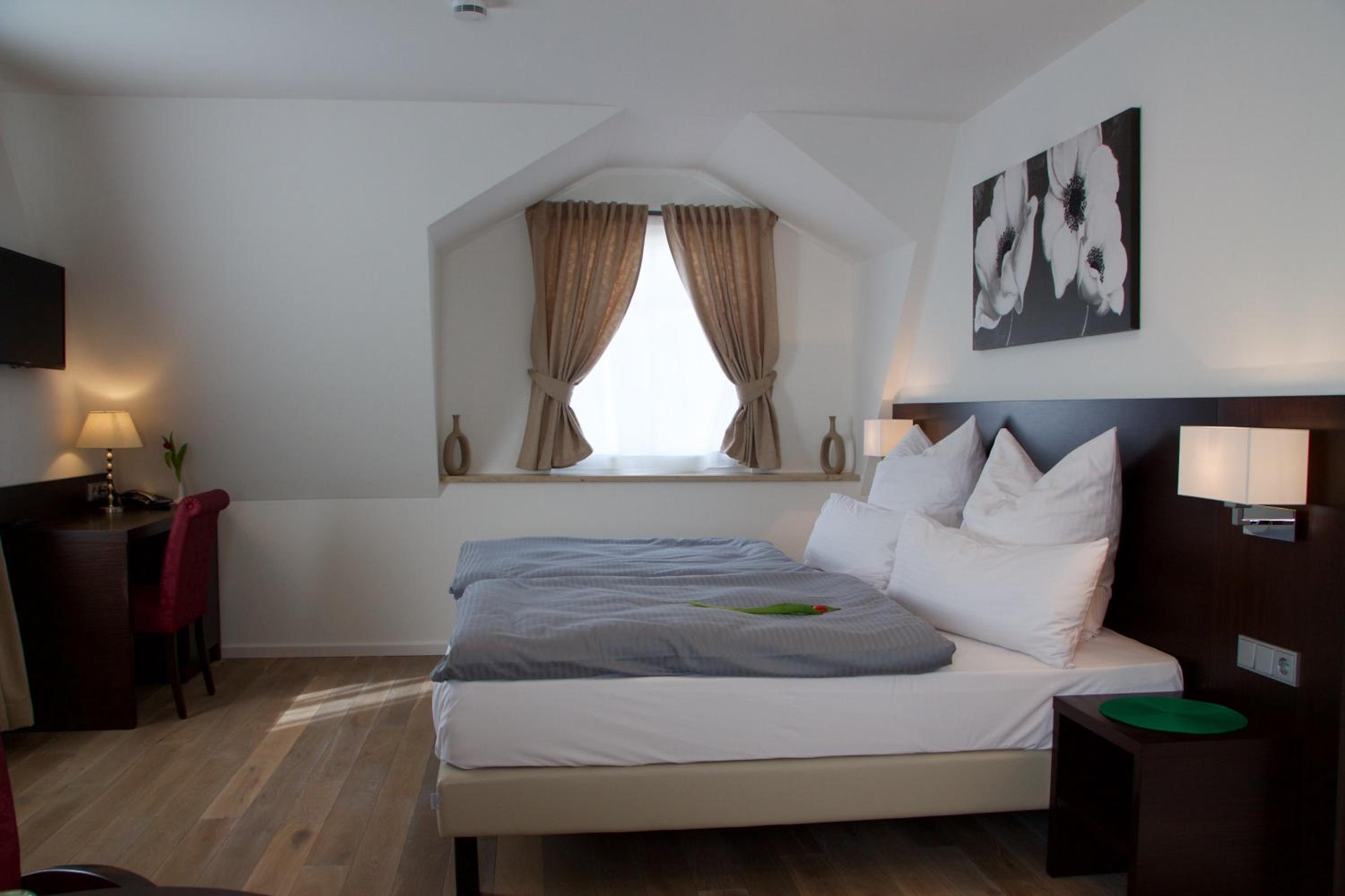 Double or Twin Room - Photo 4