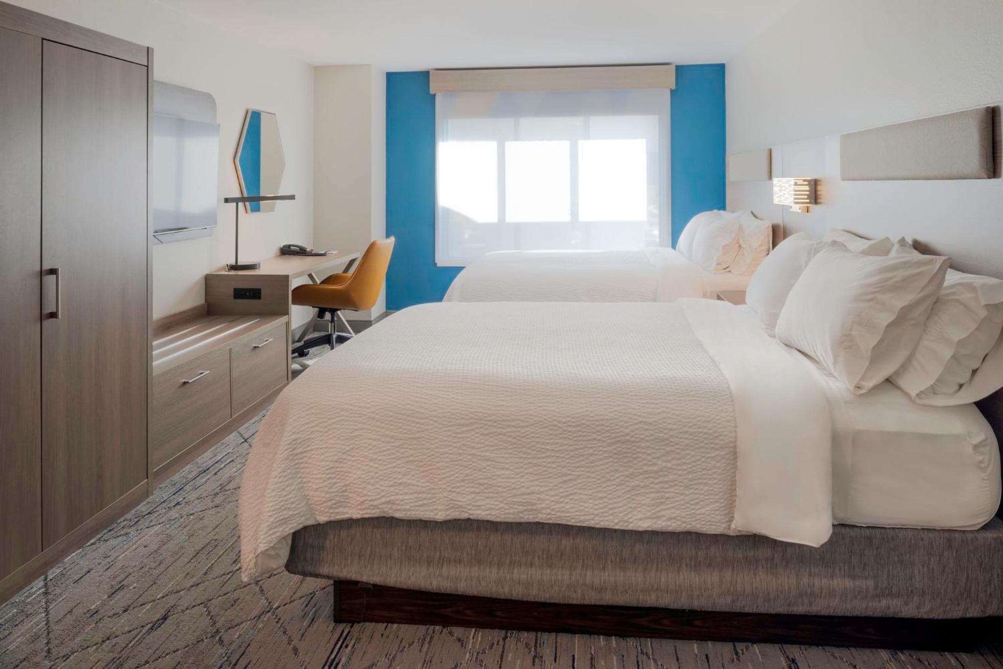 Queen Suite with Two Queen Beds - Photo 2