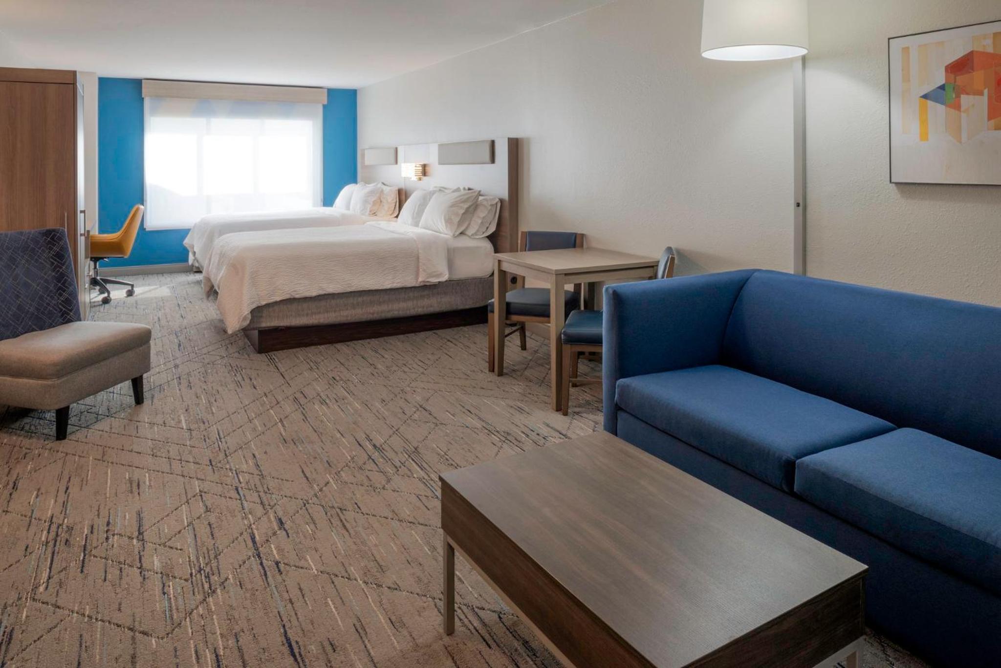 Queen Suite with Two Queen Beds - Photo 3