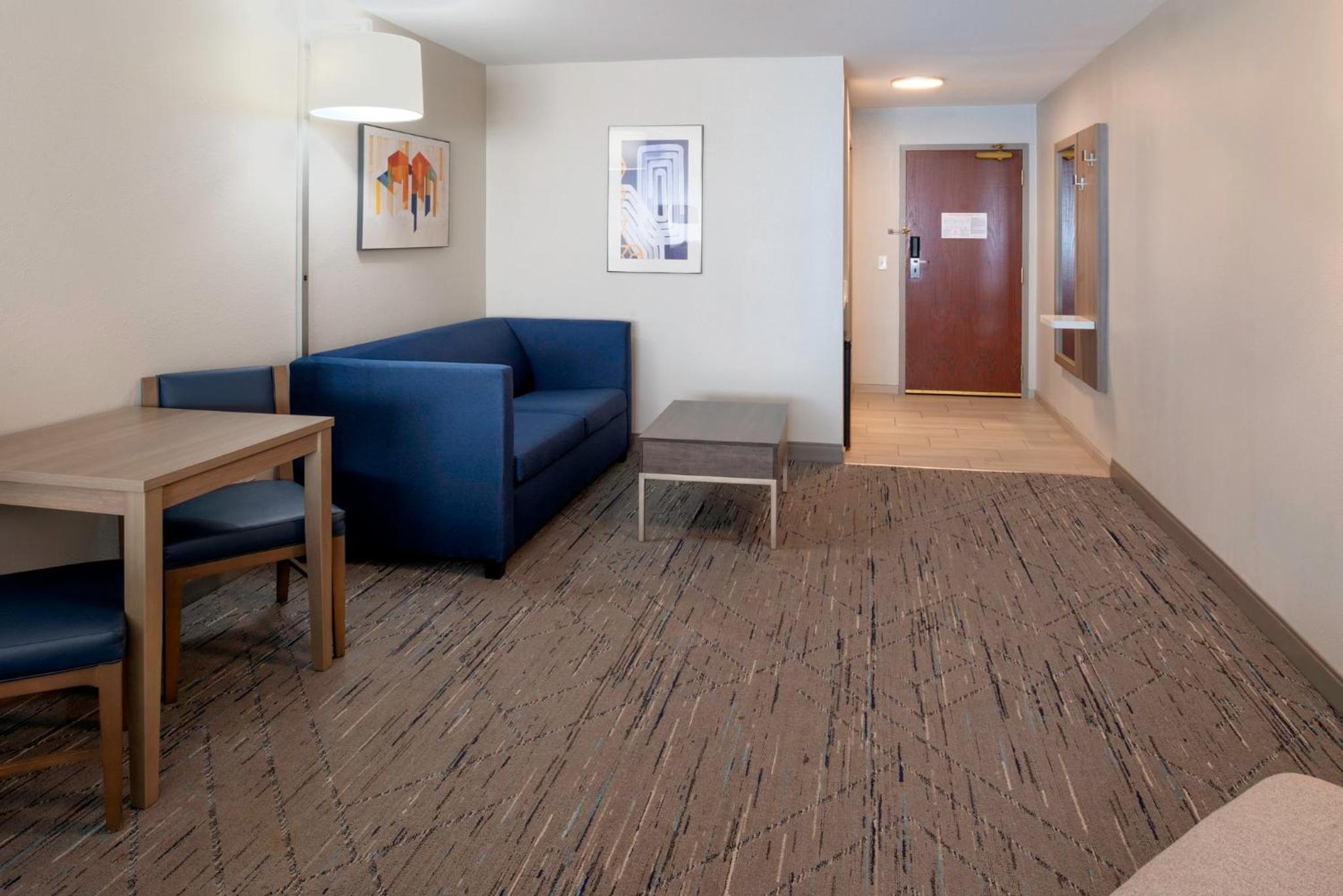 Queen Suite with Two Queen Beds - Photo 4