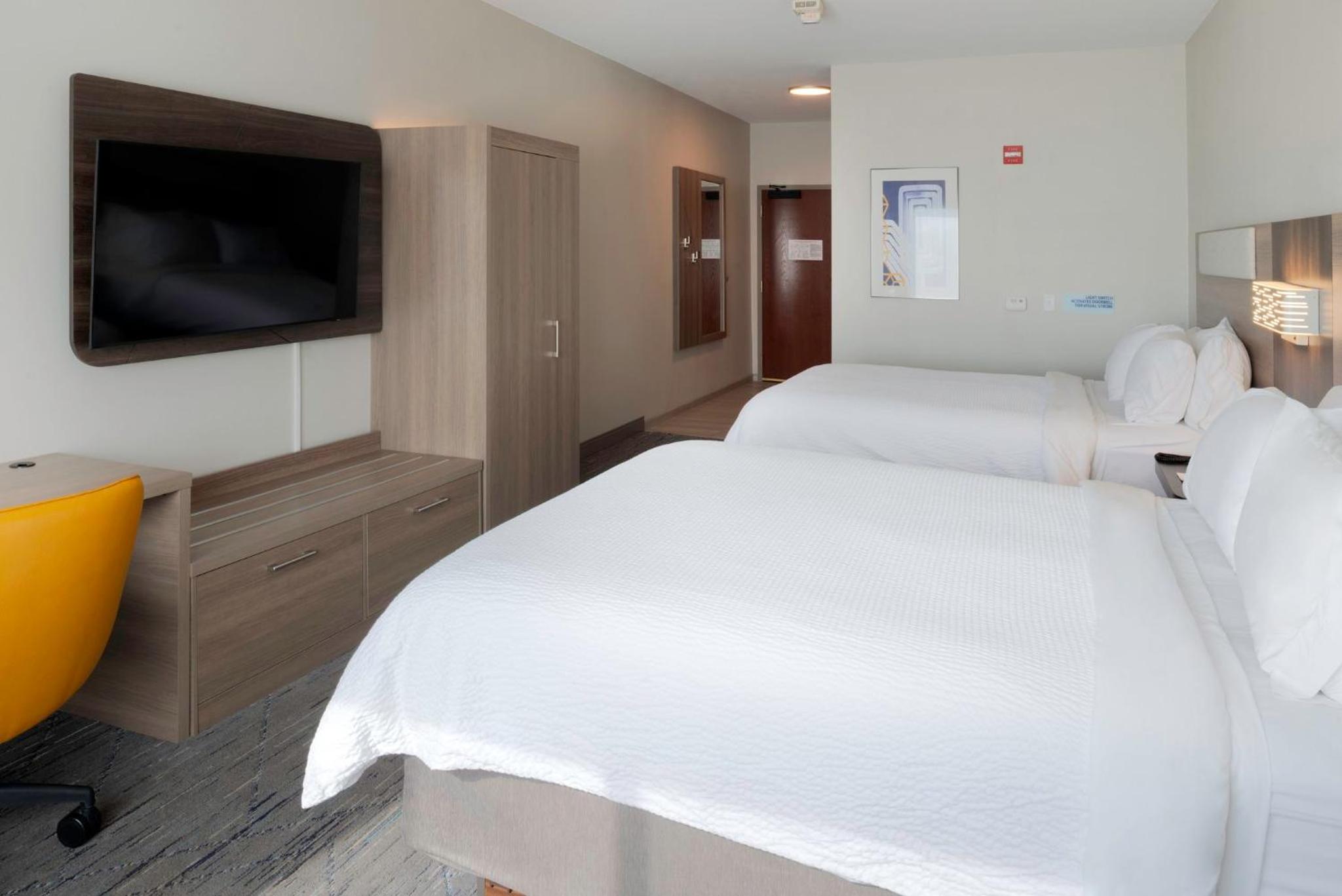 Standard Queen Room with Two Queen Beds - Communications and Mobility Accessible photo 2