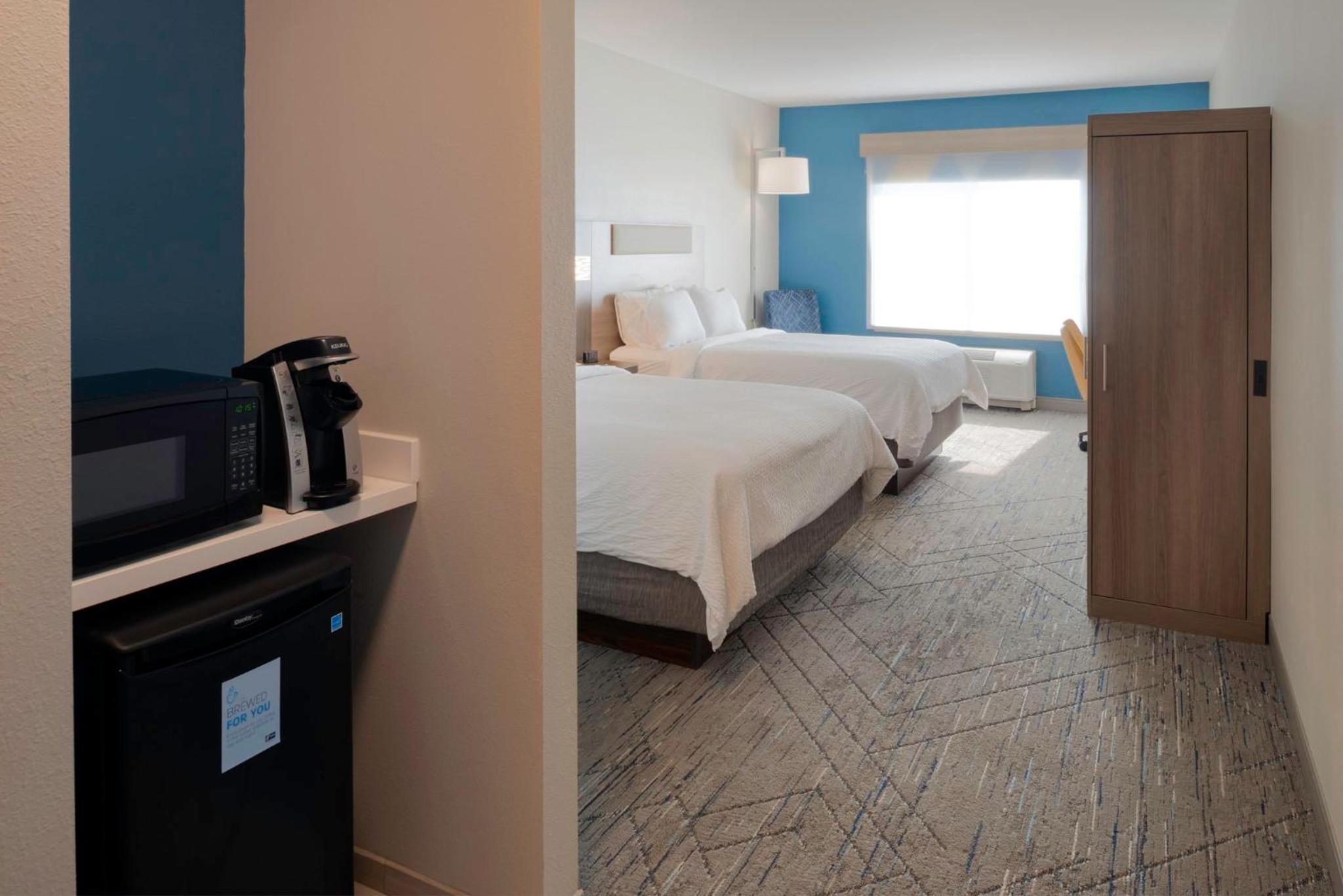 Standard Queen Room with Two Queen Beds - Communications and Mobility Accessible photo 3