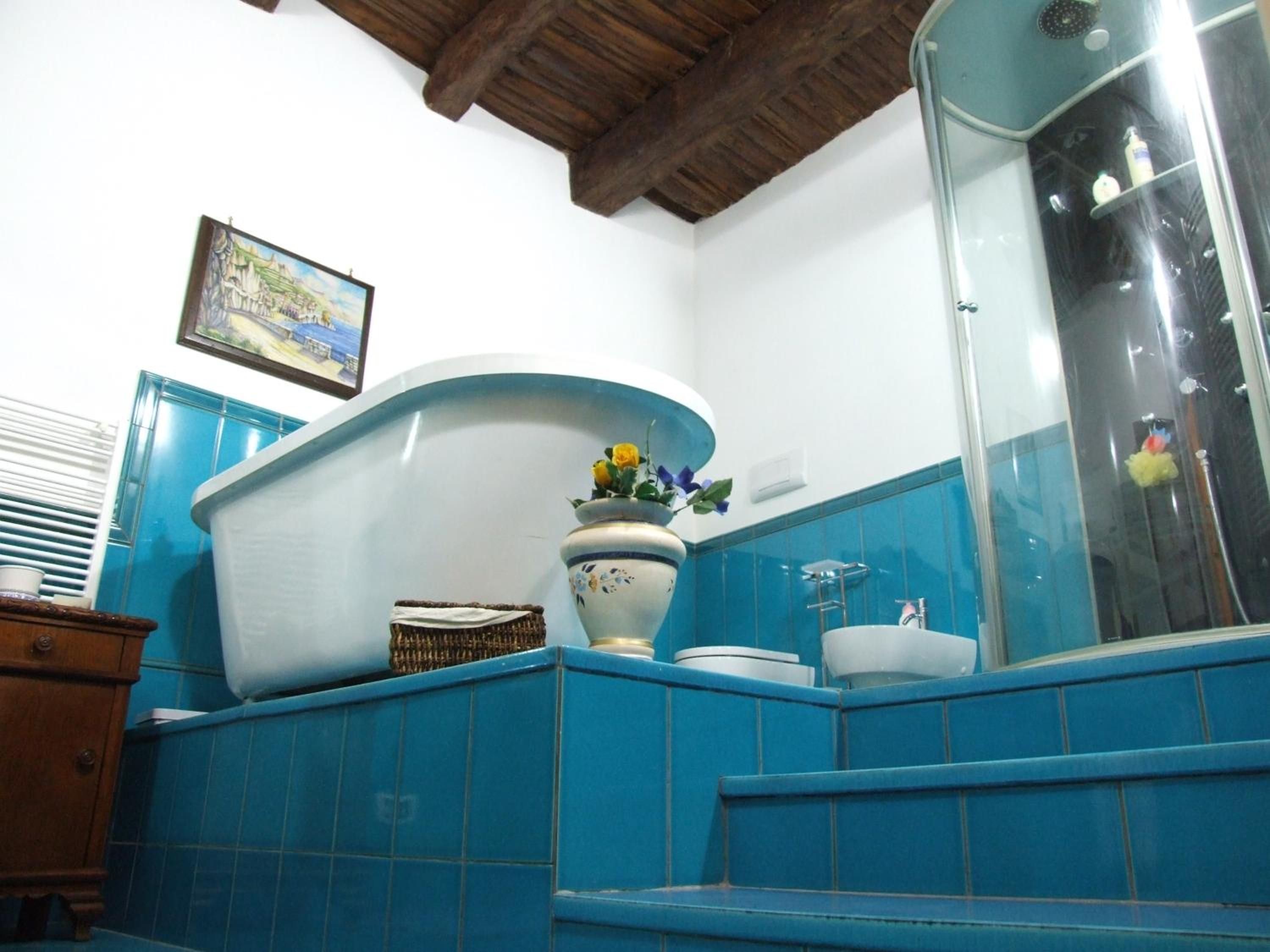 Quadruple Room with Private Bathroom - Photo 7