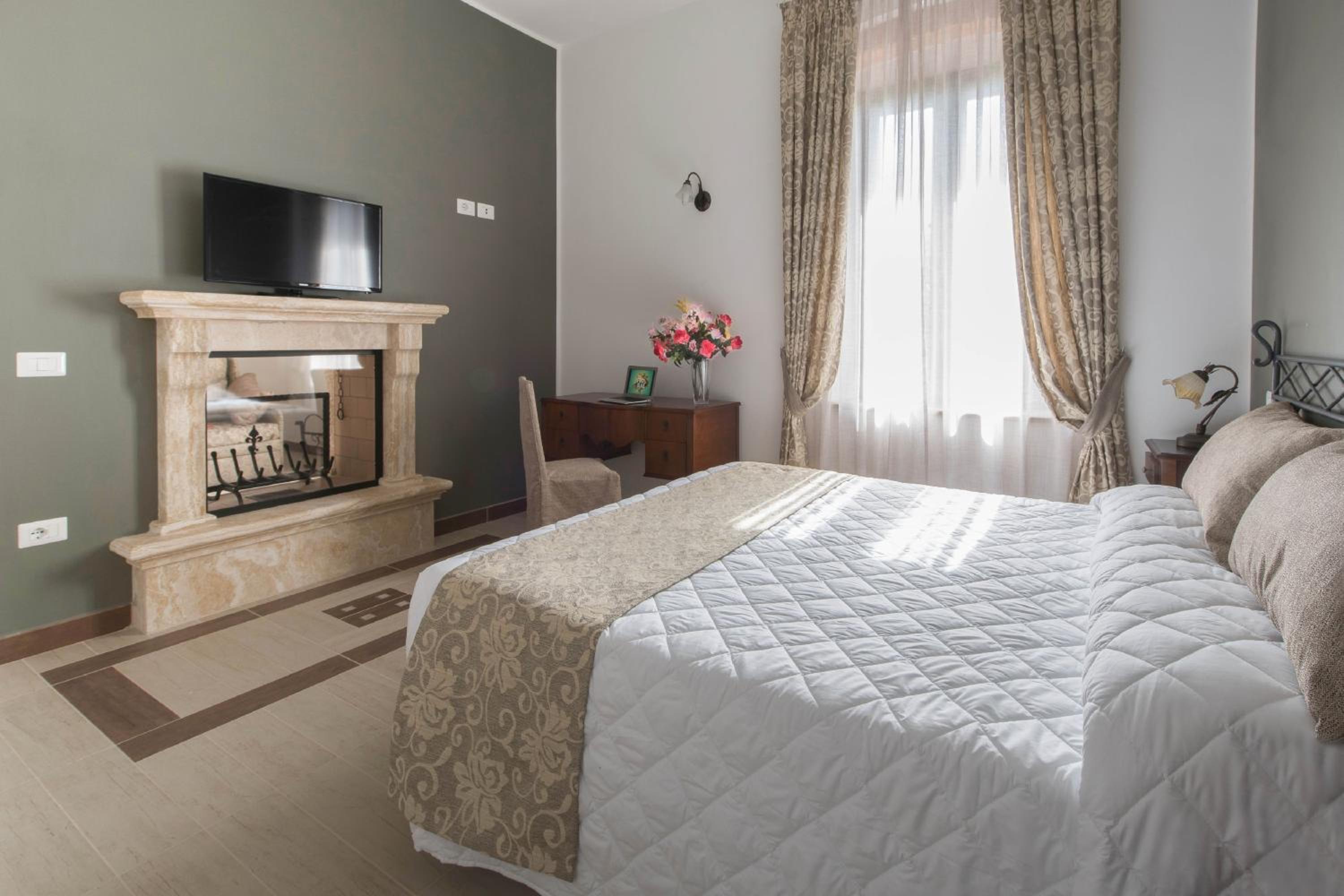 Deluxe Suite with Spa Bath photo 1