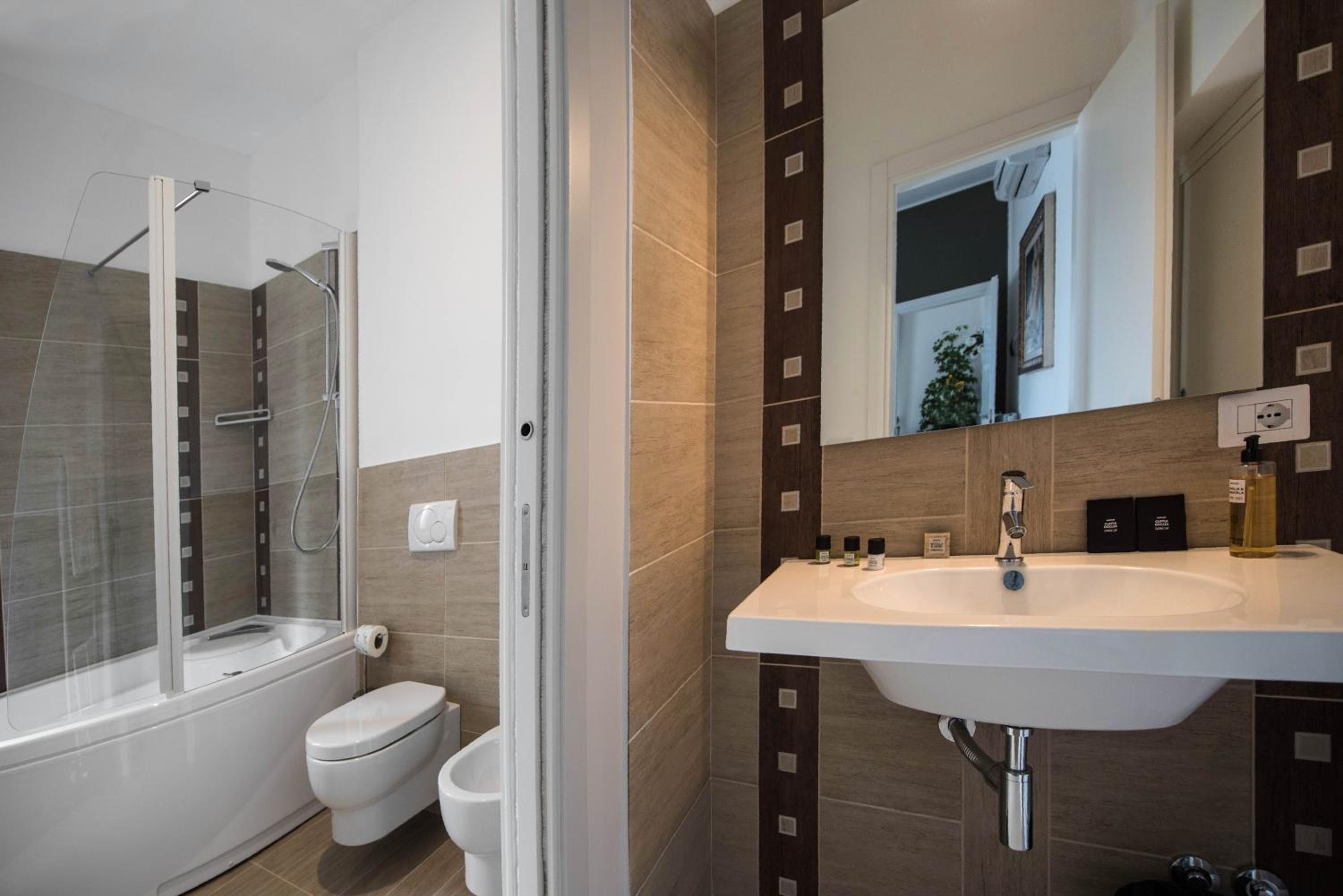 Deluxe Suite with Spa Bath photo 3