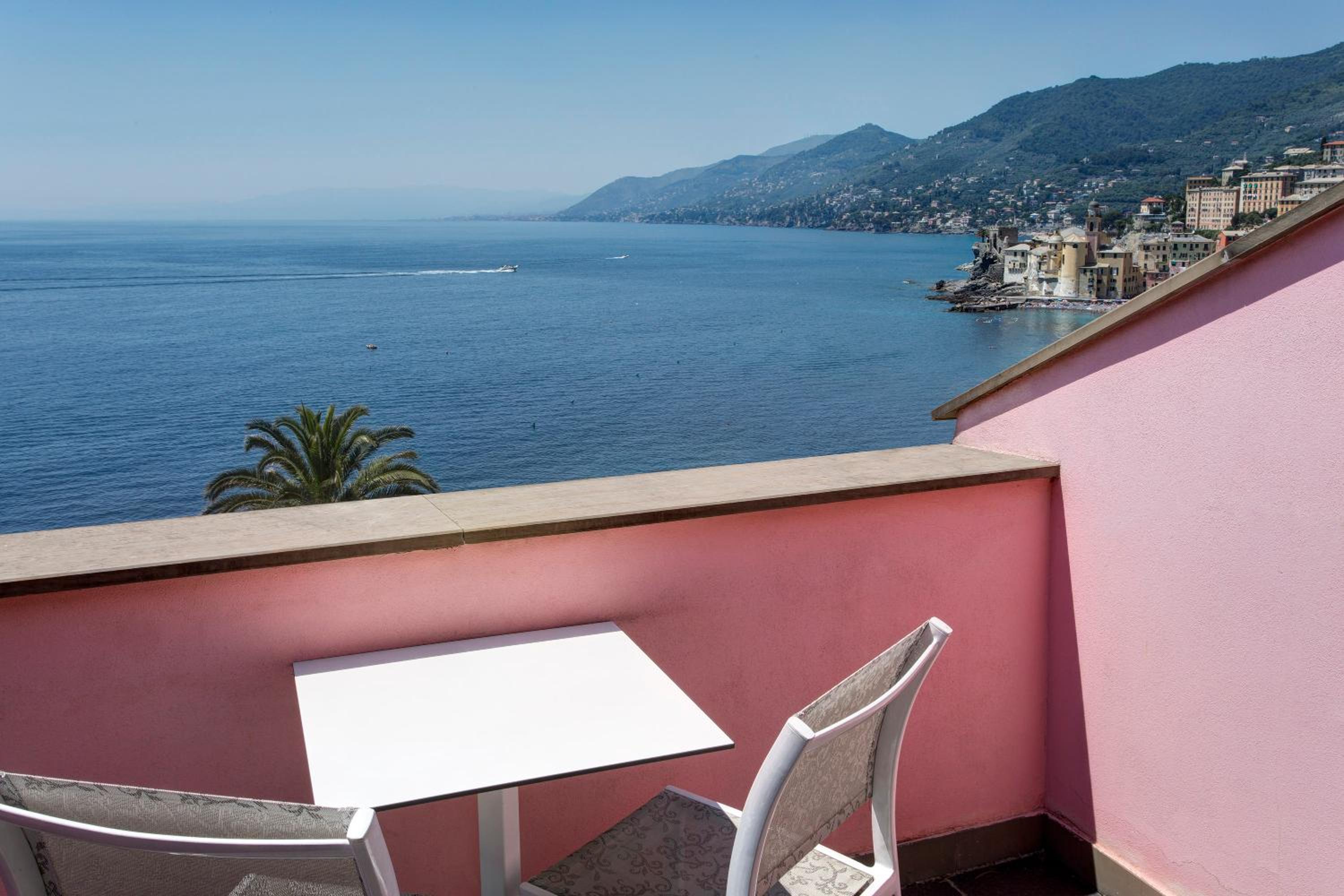 Double Room with Balcony and Sea View - Photo 2