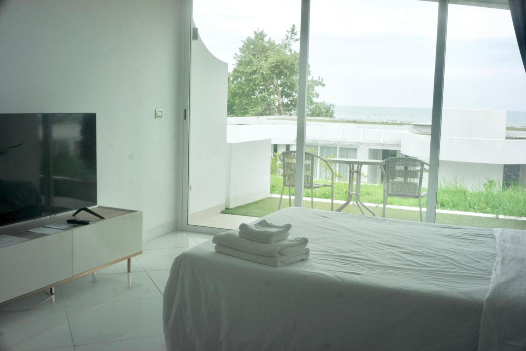 Studio Apartment with Sea View photo 3