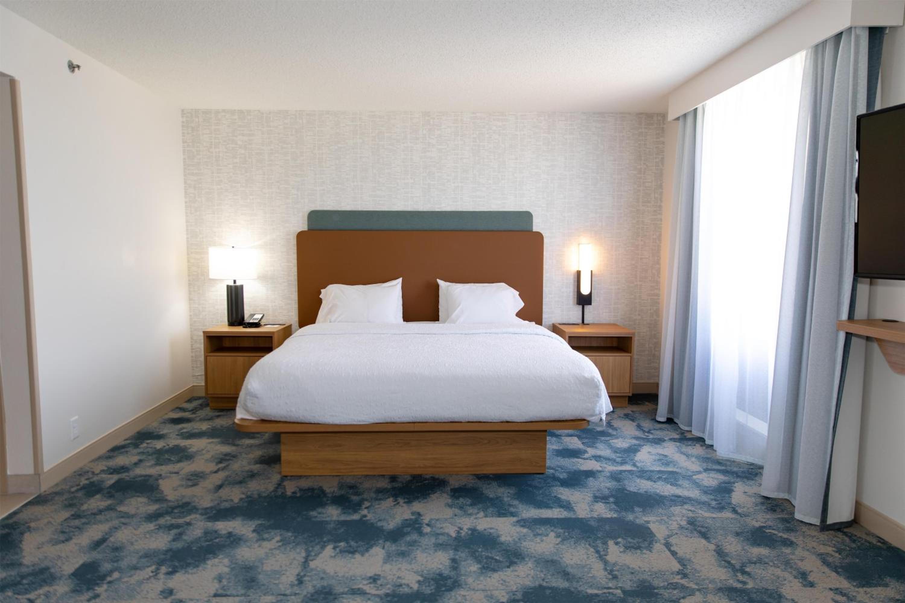 Premium King Room with Sofa Bed - Non-Smoking photo 2