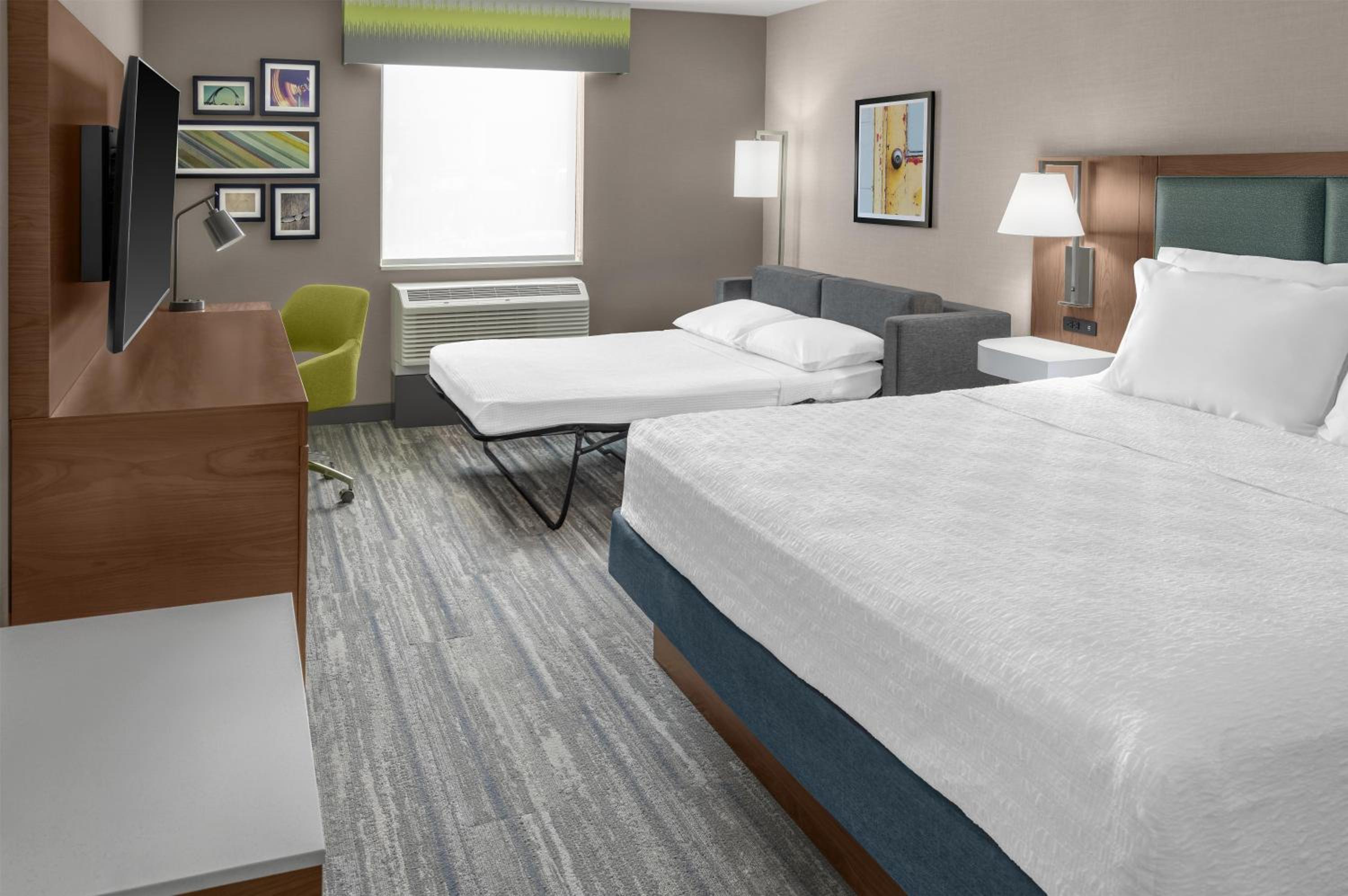 King Room with Sofa Bed - Non-Smoking - Photo 5