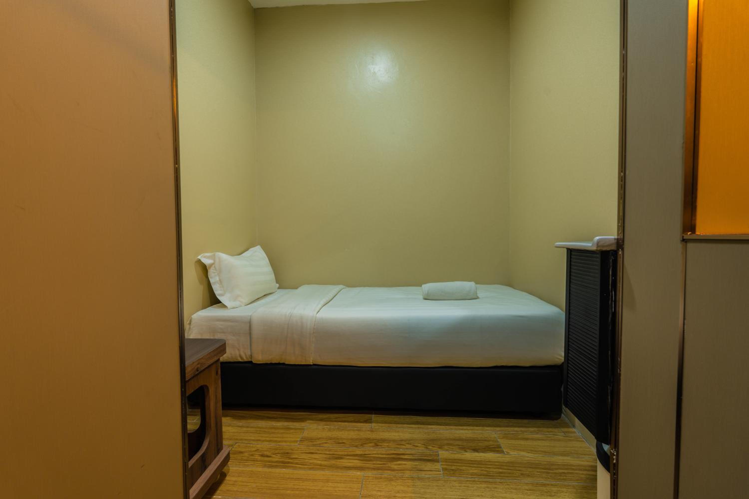 Single Room with Shared Bathroom