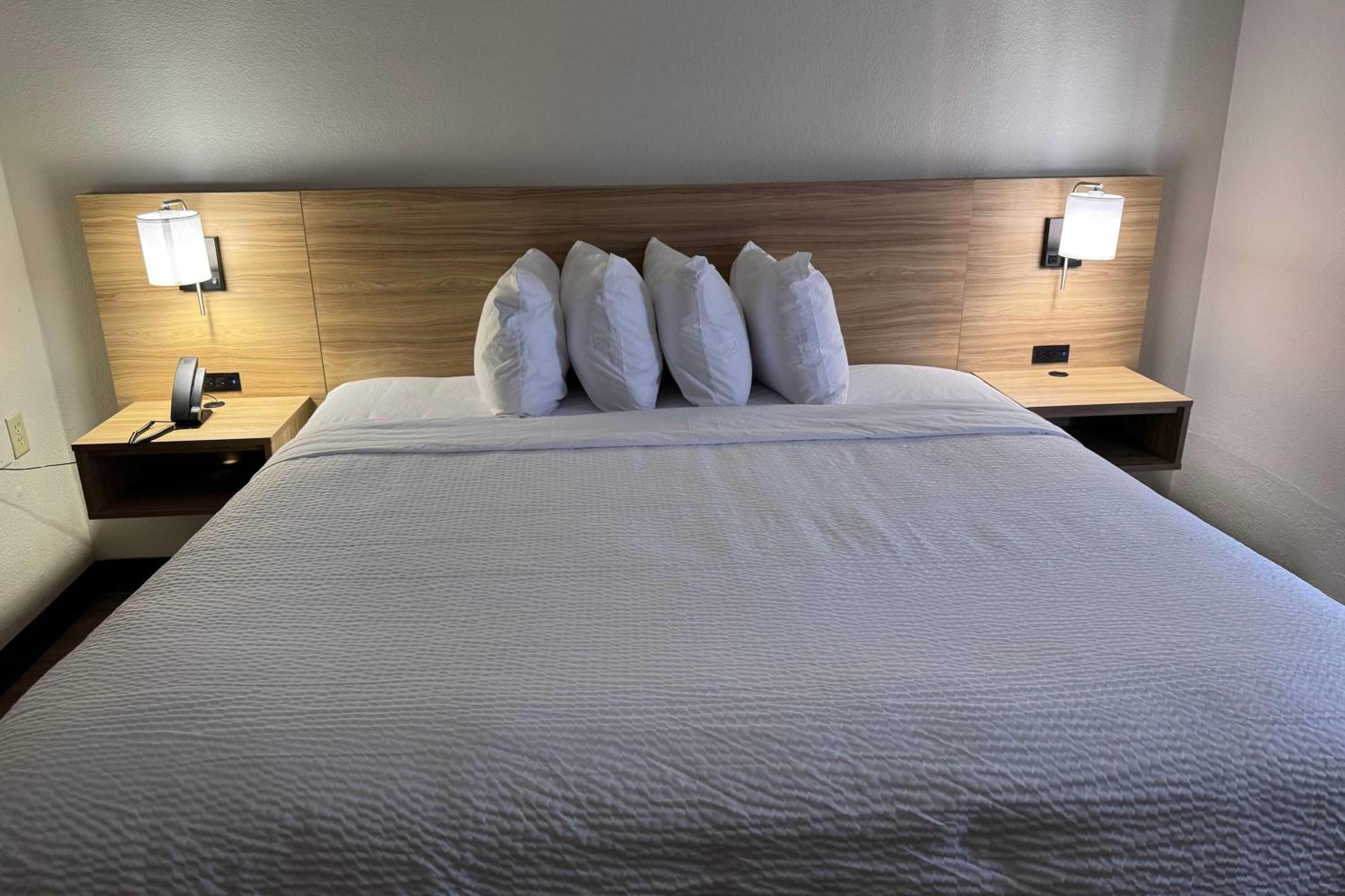 King Room - Non-Smoking - Photo 1