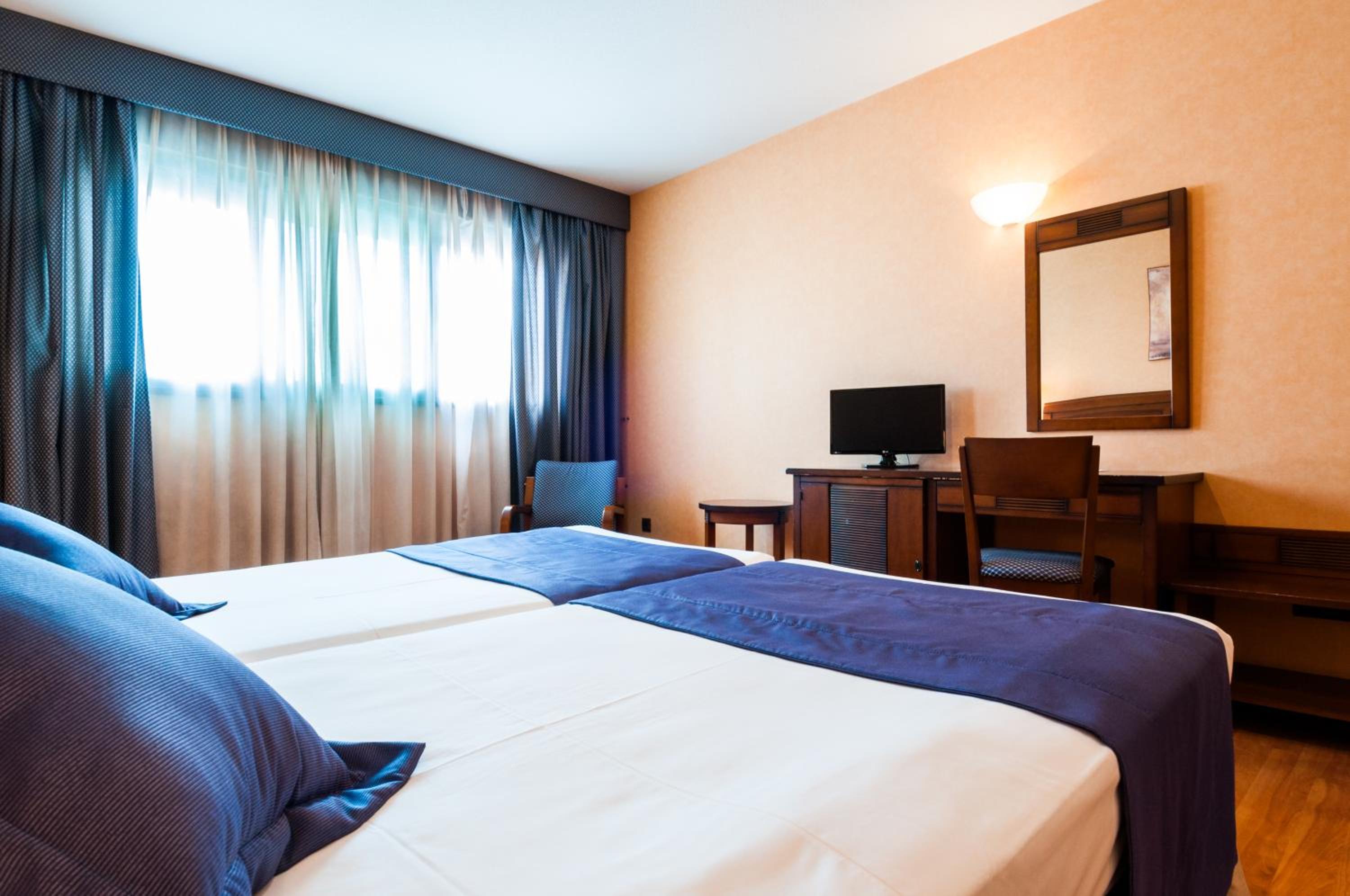 Twin Room (1 or 2 people) - Photo 9