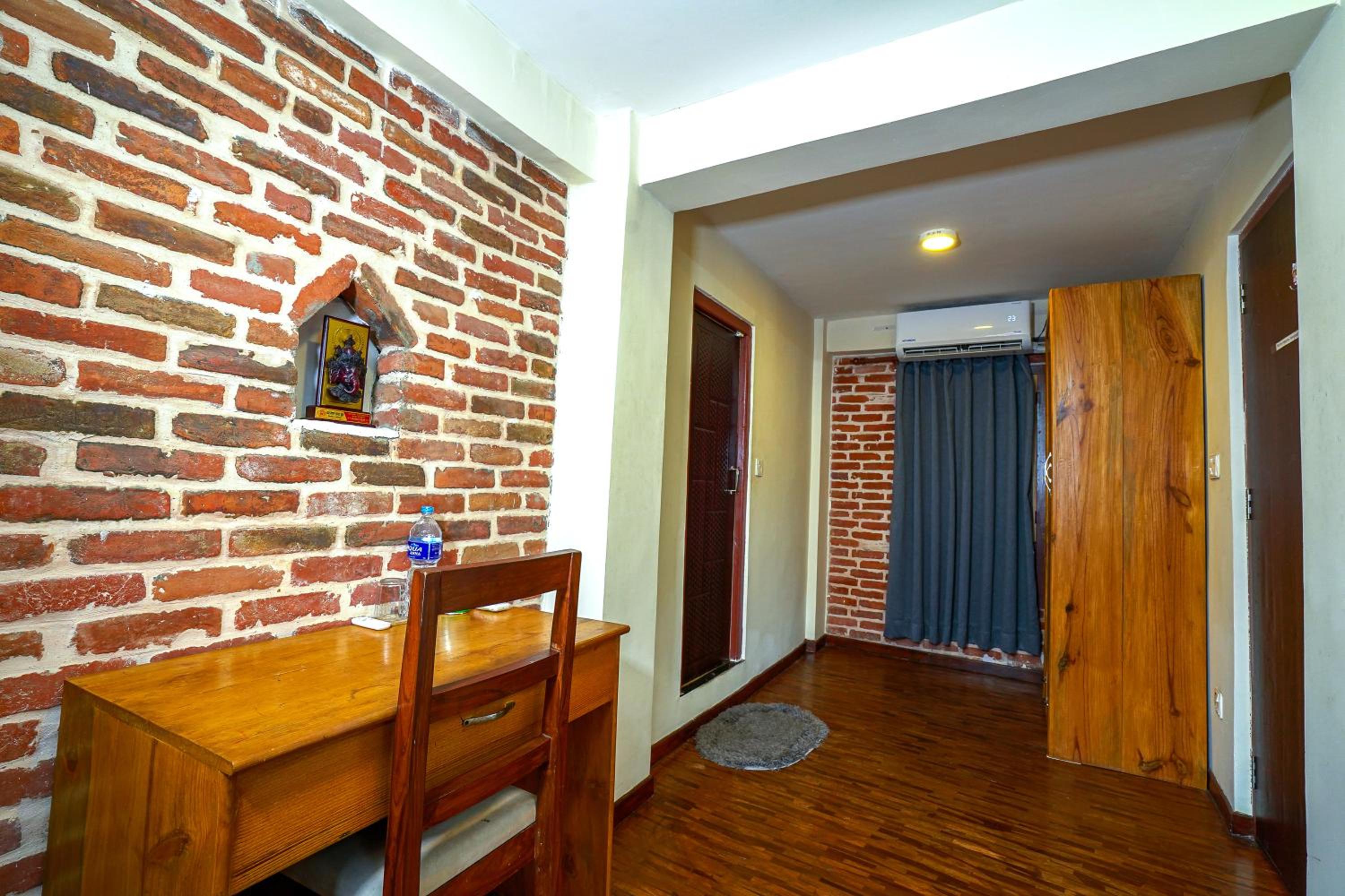 Queen Room photo 1