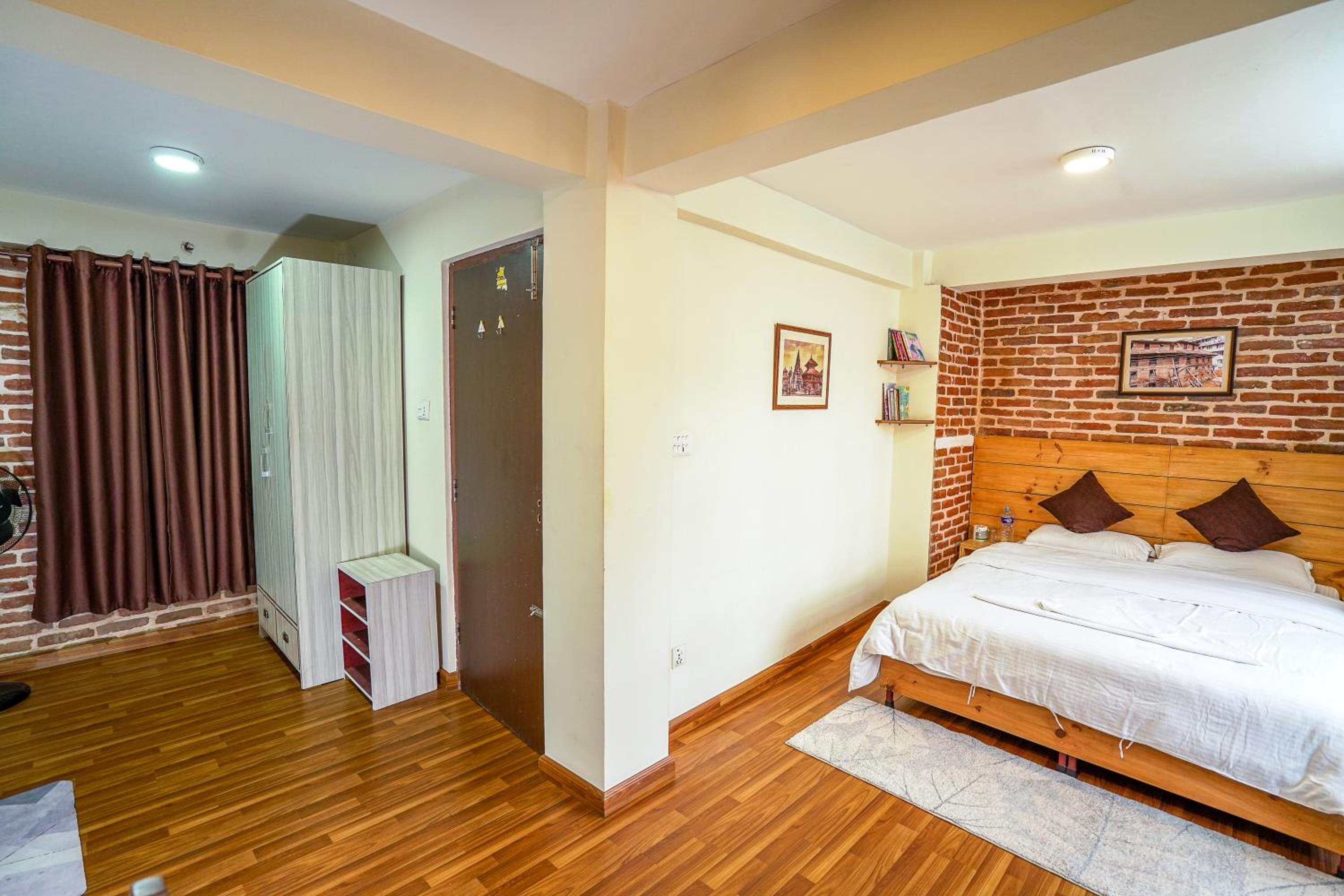 Queen Room photo 2