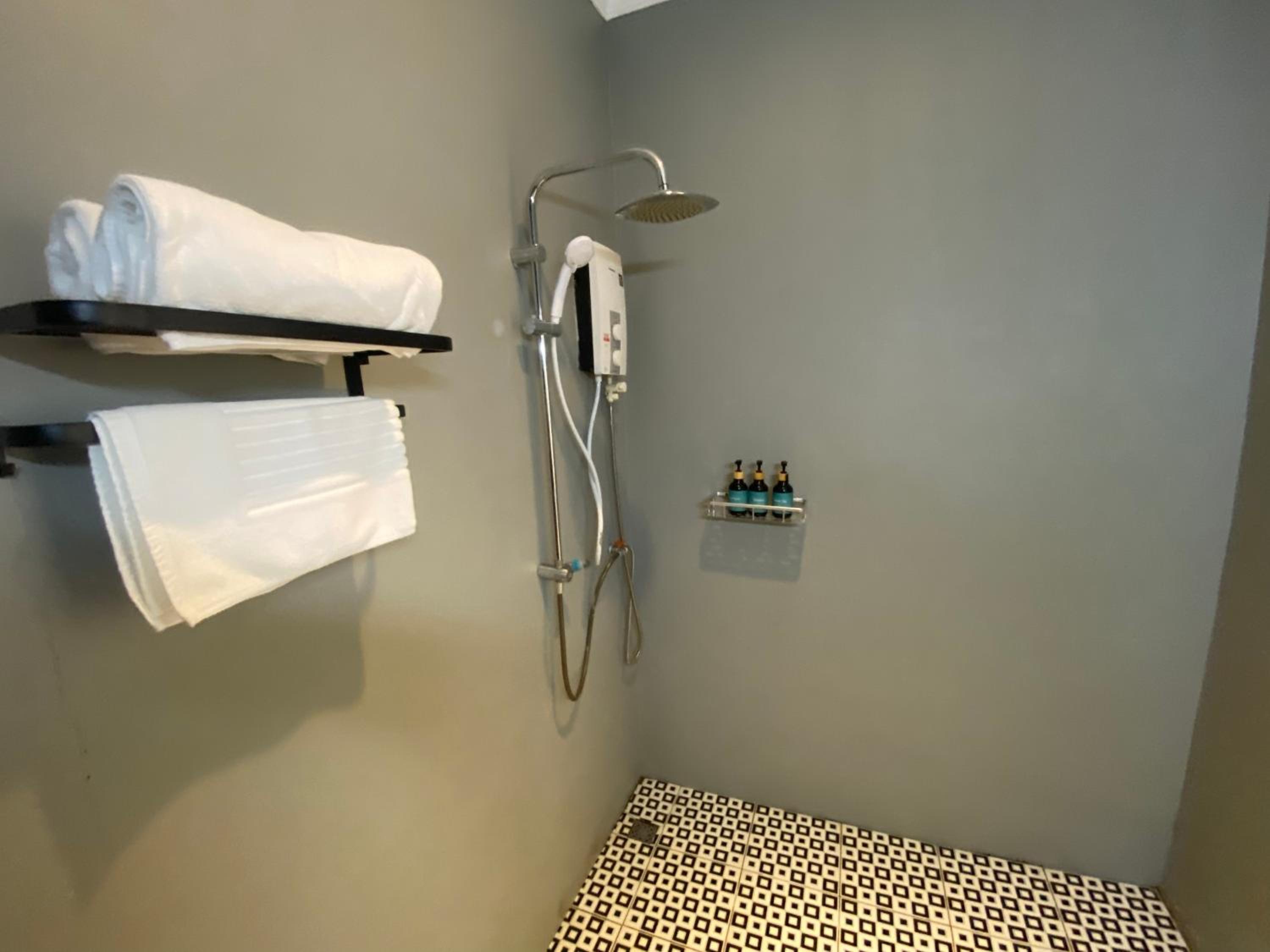 Standard Twin Room - Photo 3