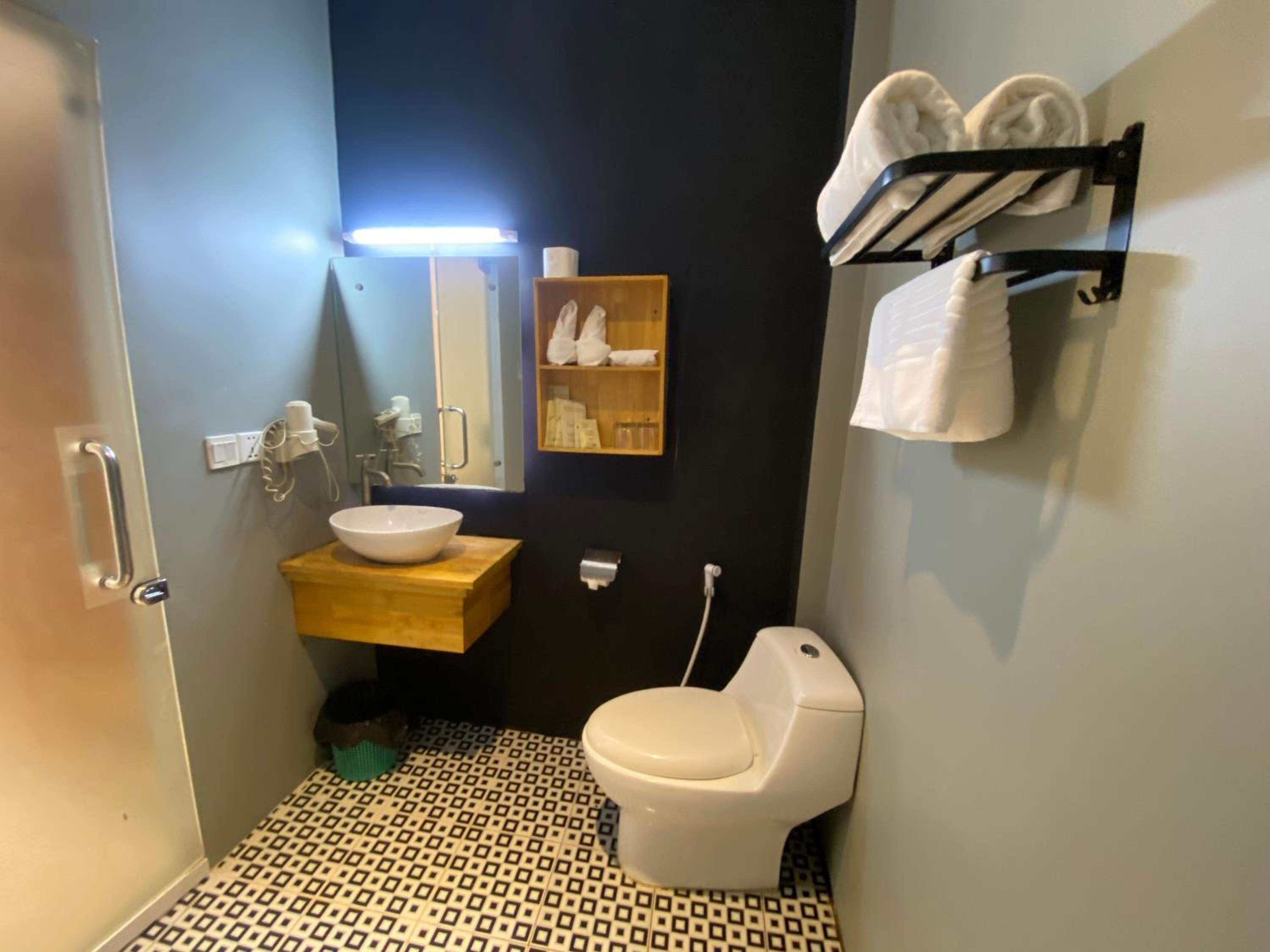 Standard Twin Room - Photo 4