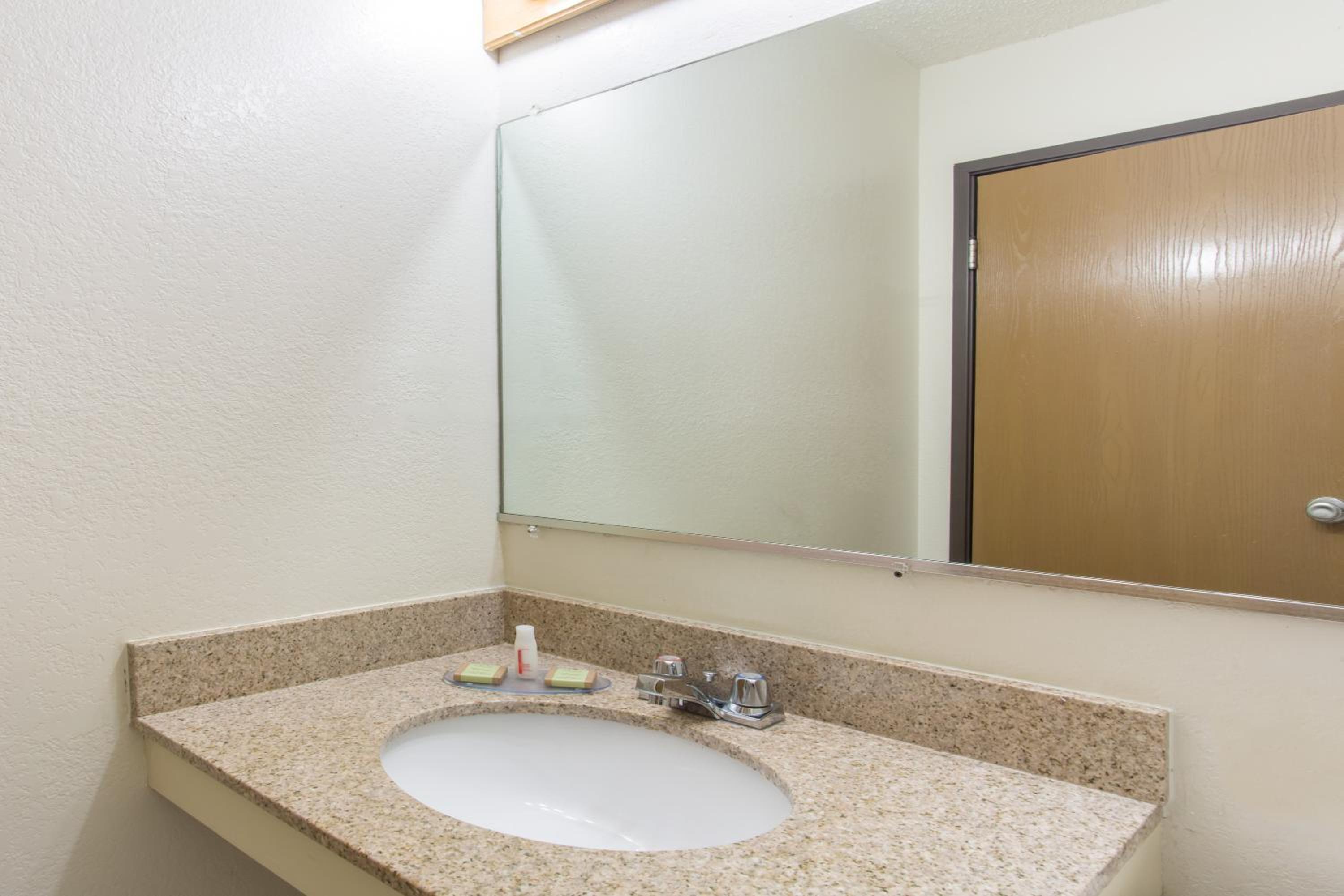 King Room - Non-Smoking - Photo 2