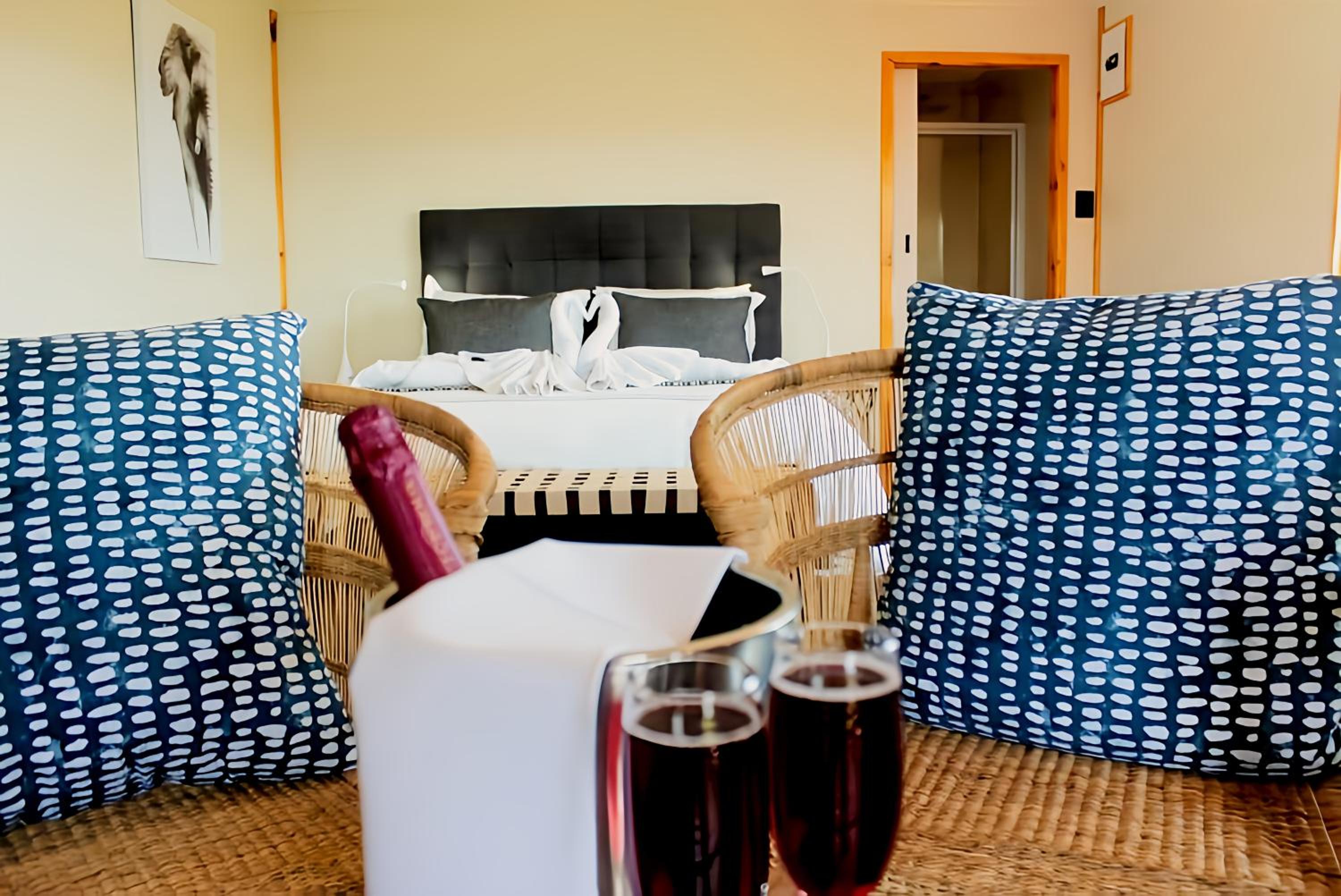 Deluxe Double Room with Balcony - Photo 4