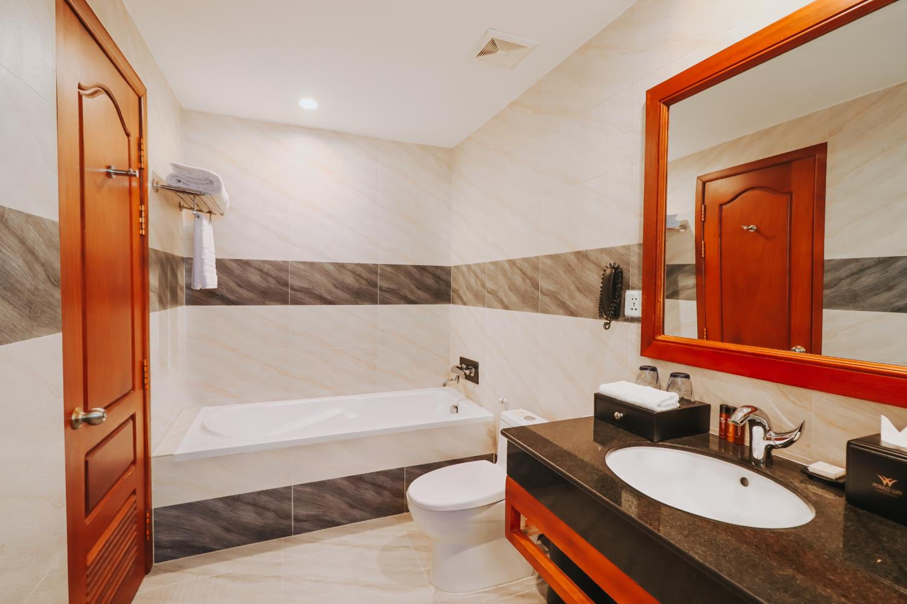 Deluxe King Room - Photo 8