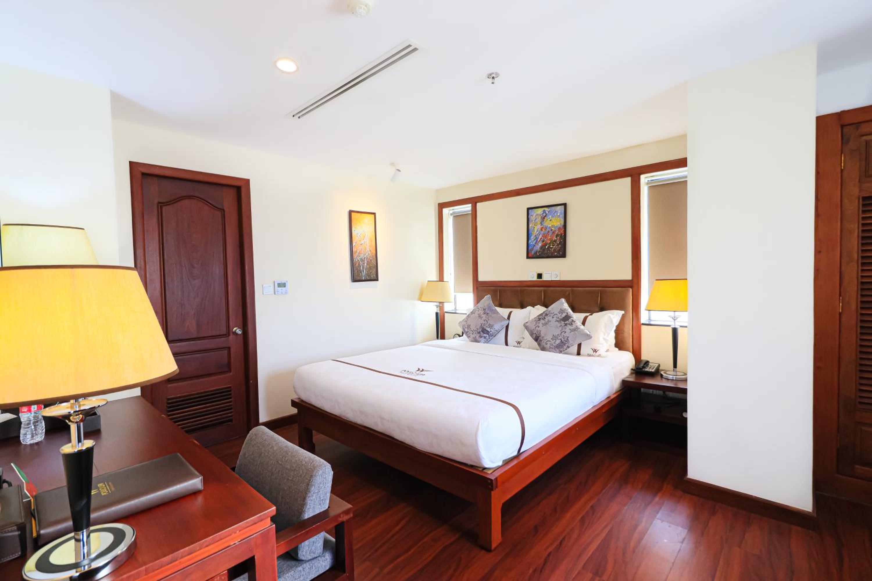 Deluxe King Room - Photo 10