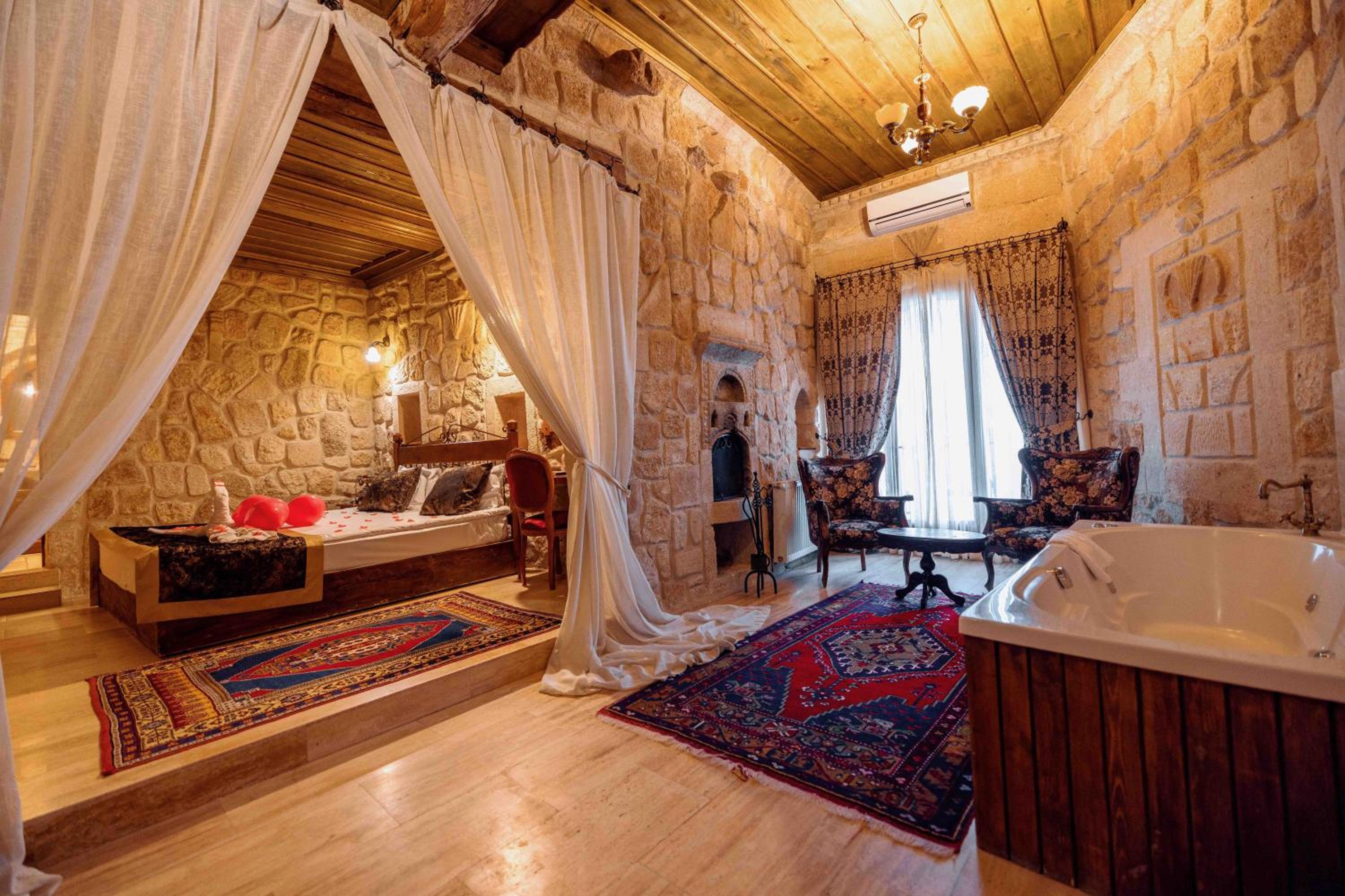 Balloon View with Fireplace and Jacuzzi - Photo 1