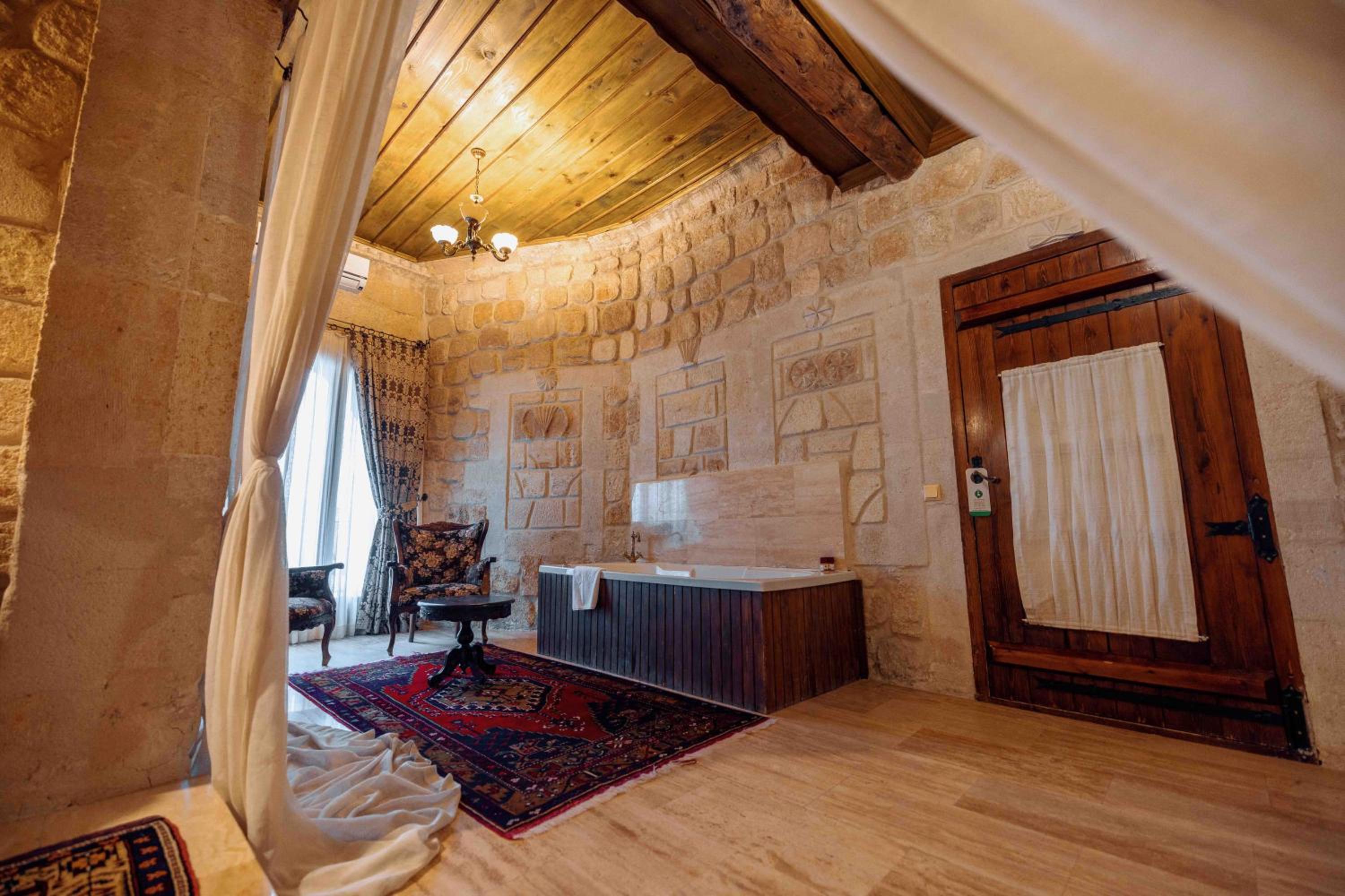 Balloon View with Fireplace and Jacuzzi - Photo 2