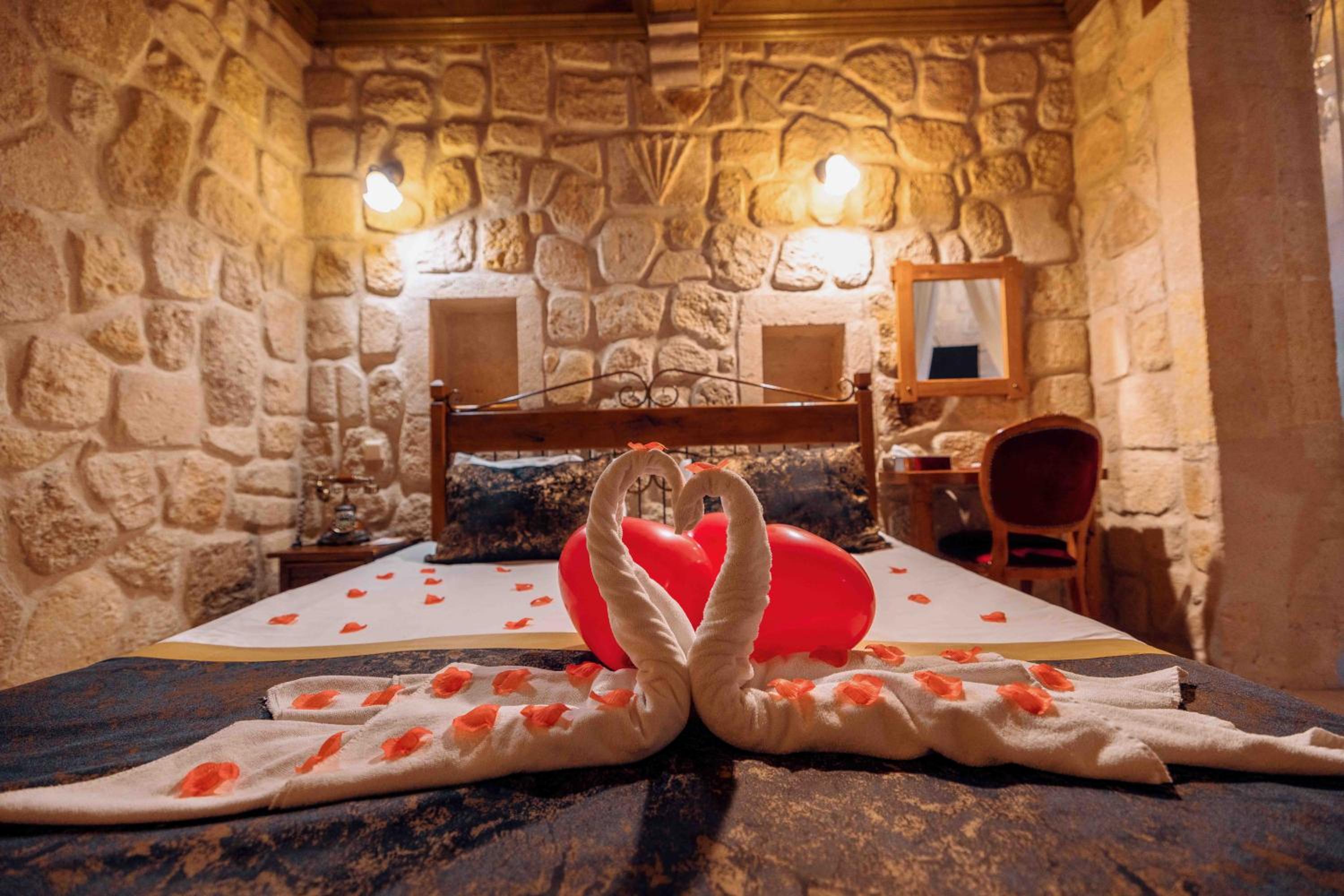 Balloon View with Fireplace and Jacuzzi - Photo 3