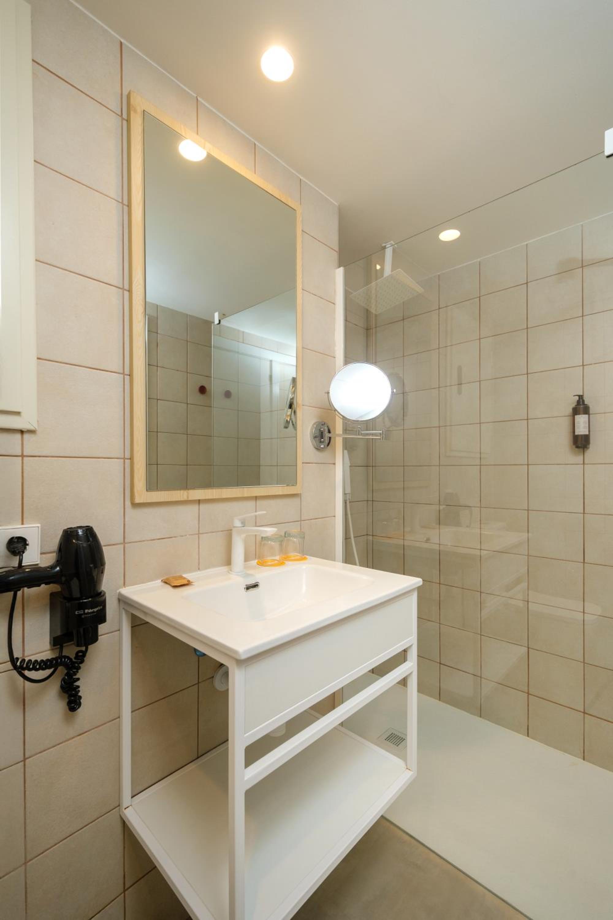 Superior Twin Room with Sea View thumbnail 6