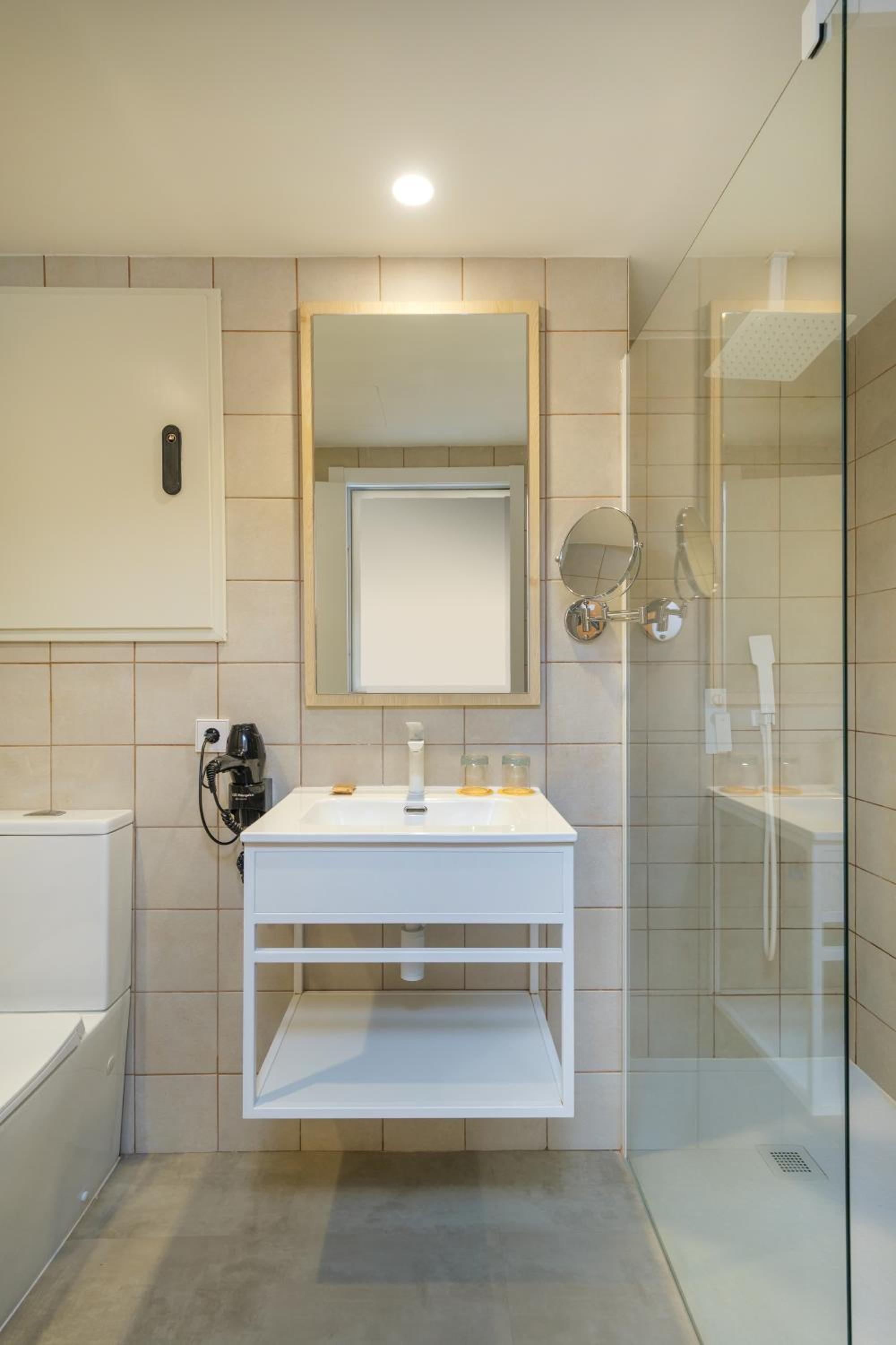 Superior Twin Room with Sea View thumbnail 5