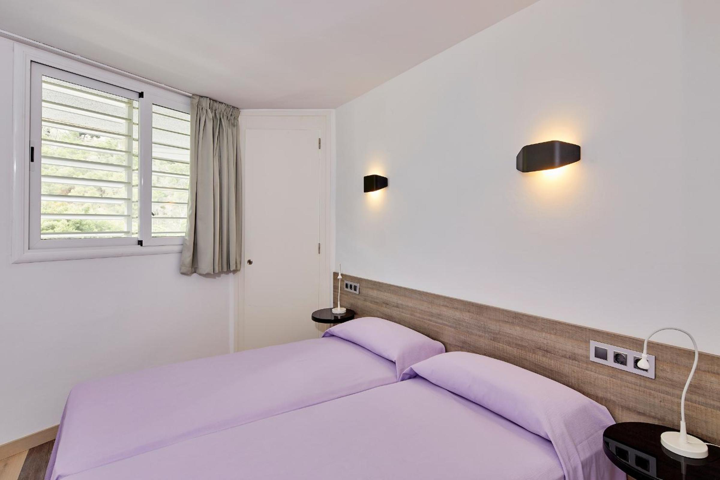 Superior 2-bedroom apartment with pool view