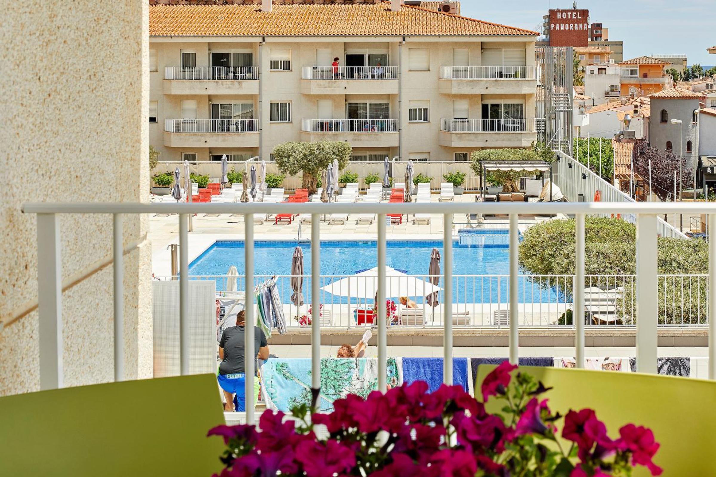 Superior 2-bedroom apartment with pool view