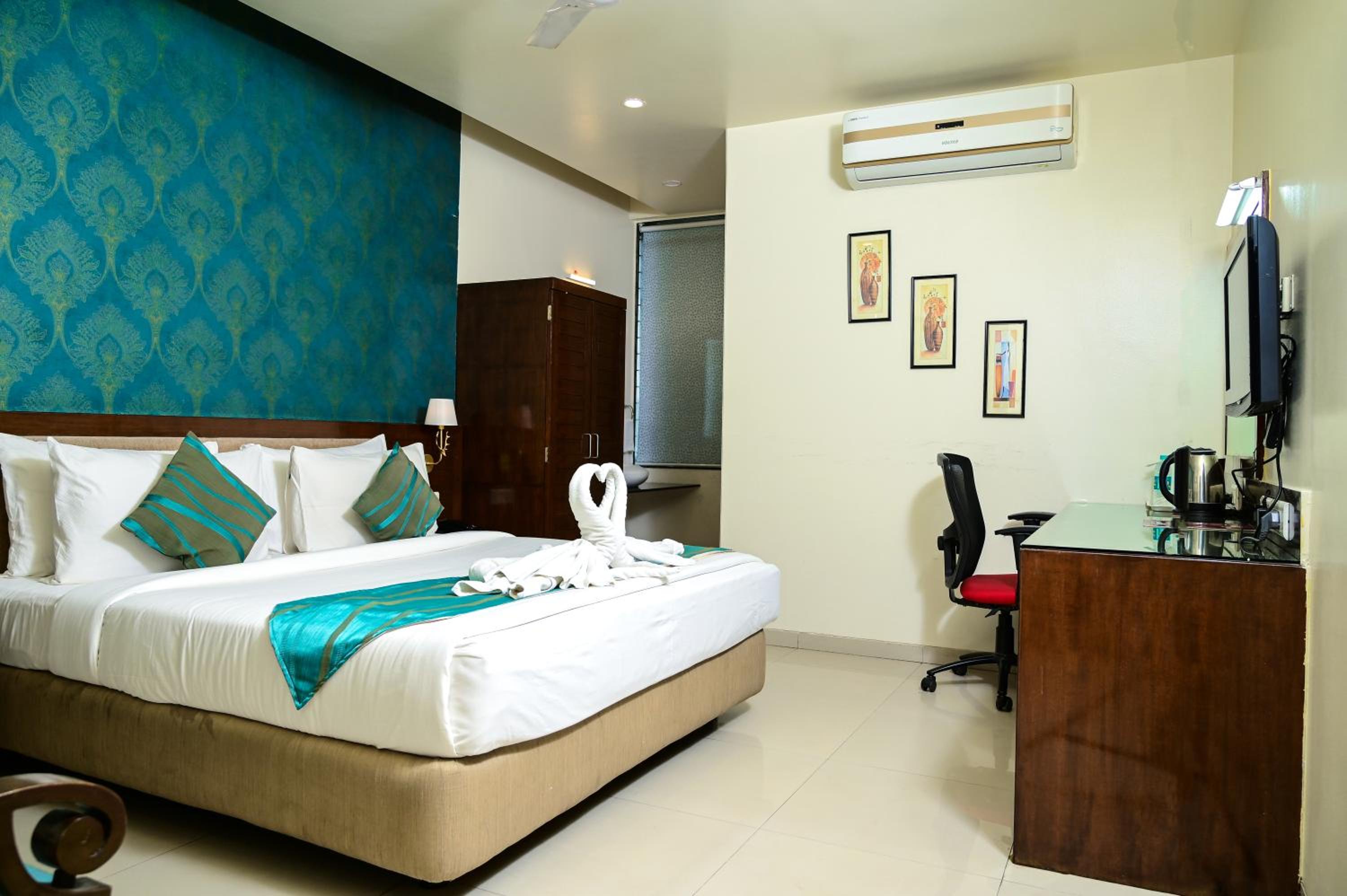 Deluxe King Room photo 2
