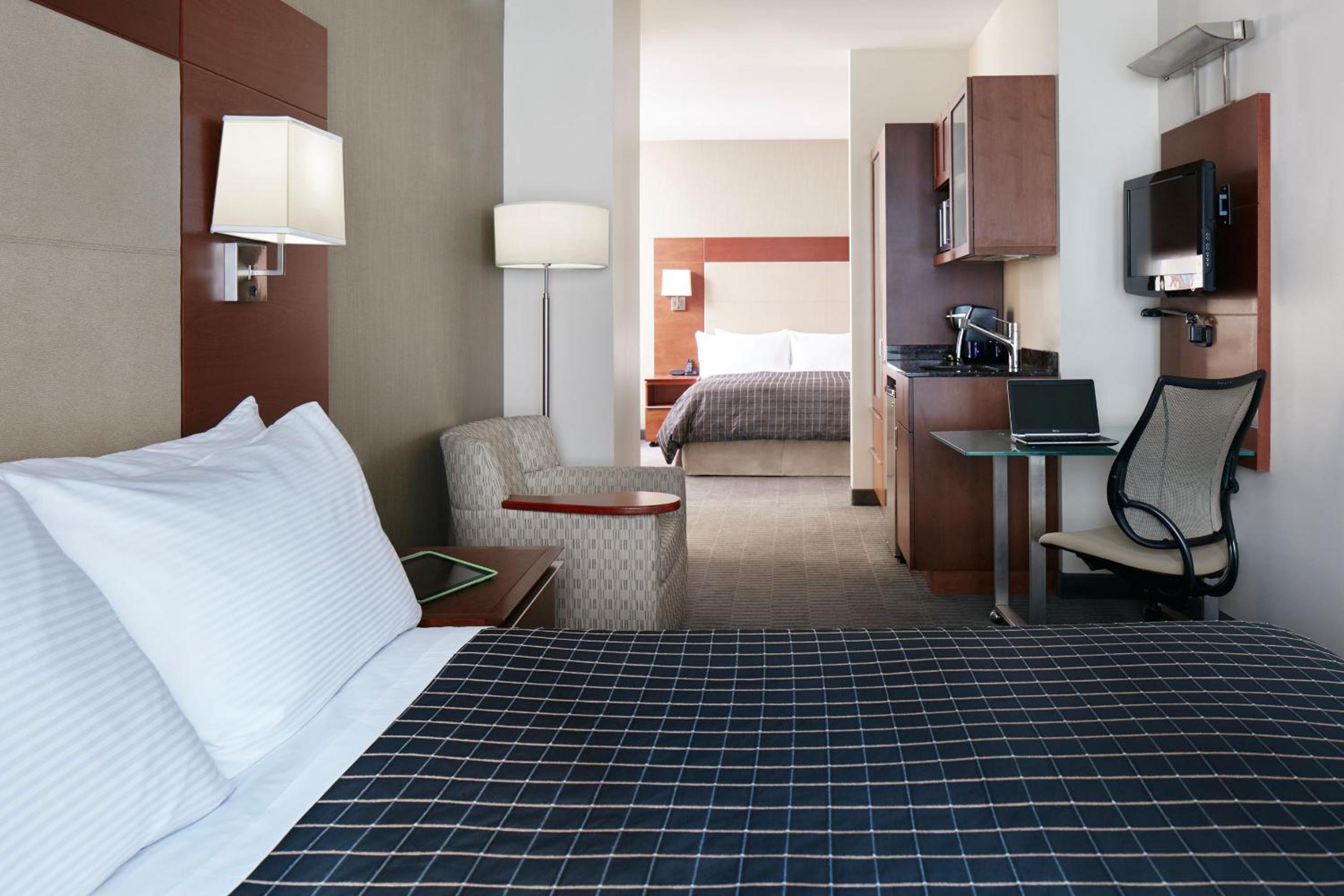 Deluxe Double Room with Two Double Beds - Photo 5
