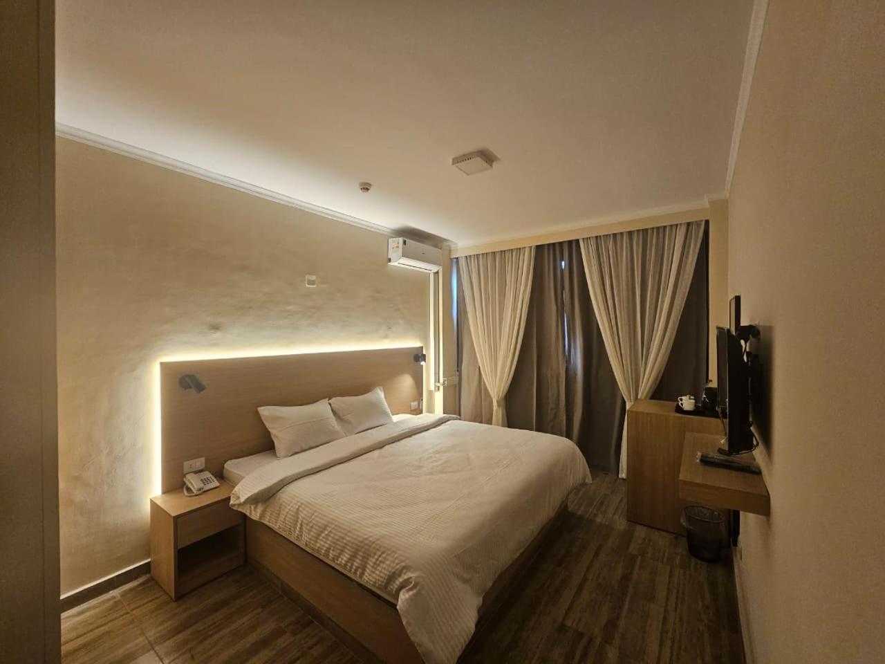Double or Twin Room with City View photo 2