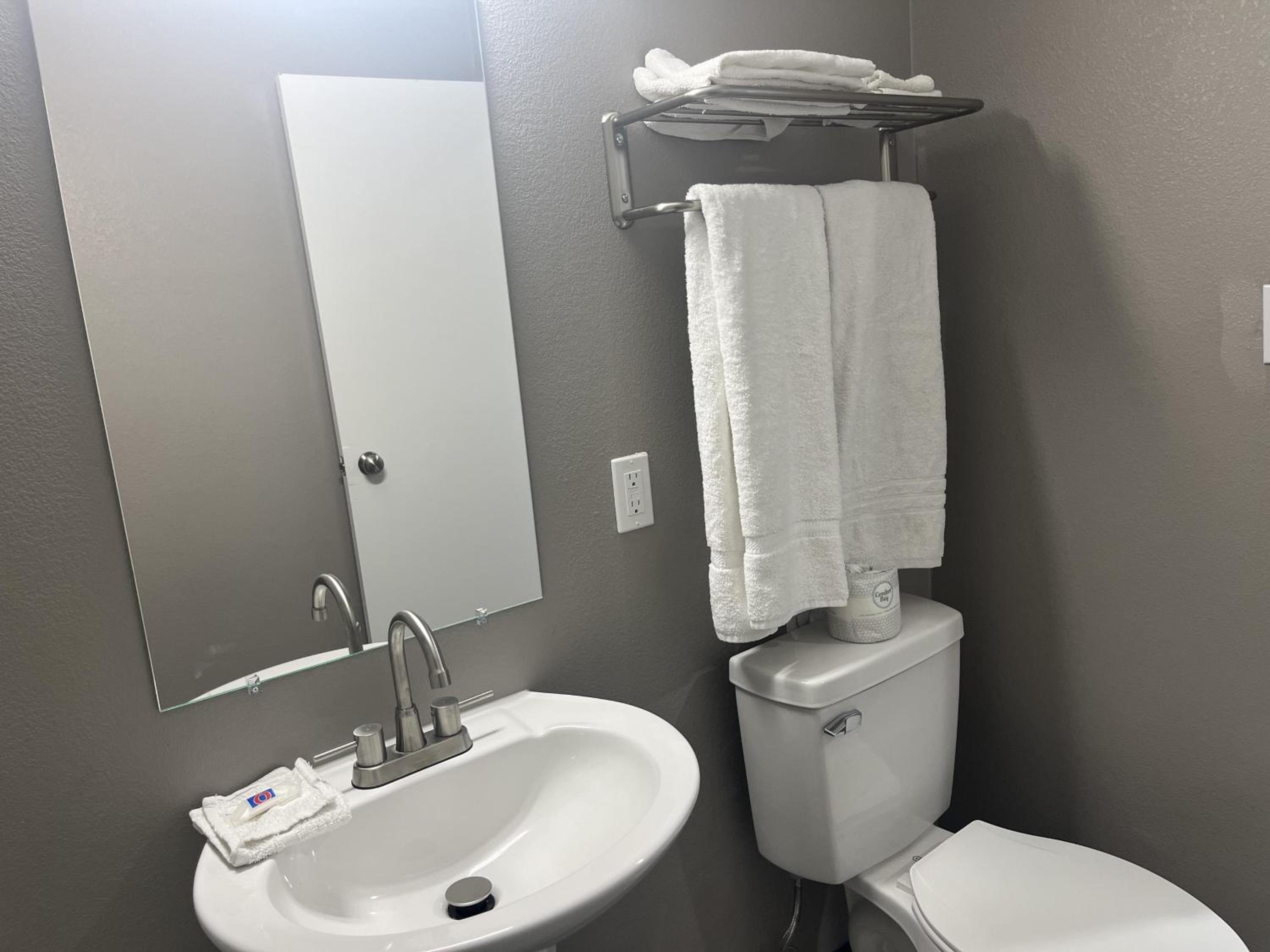 Queen Room - Disability Access - Non-Smoking photo 2