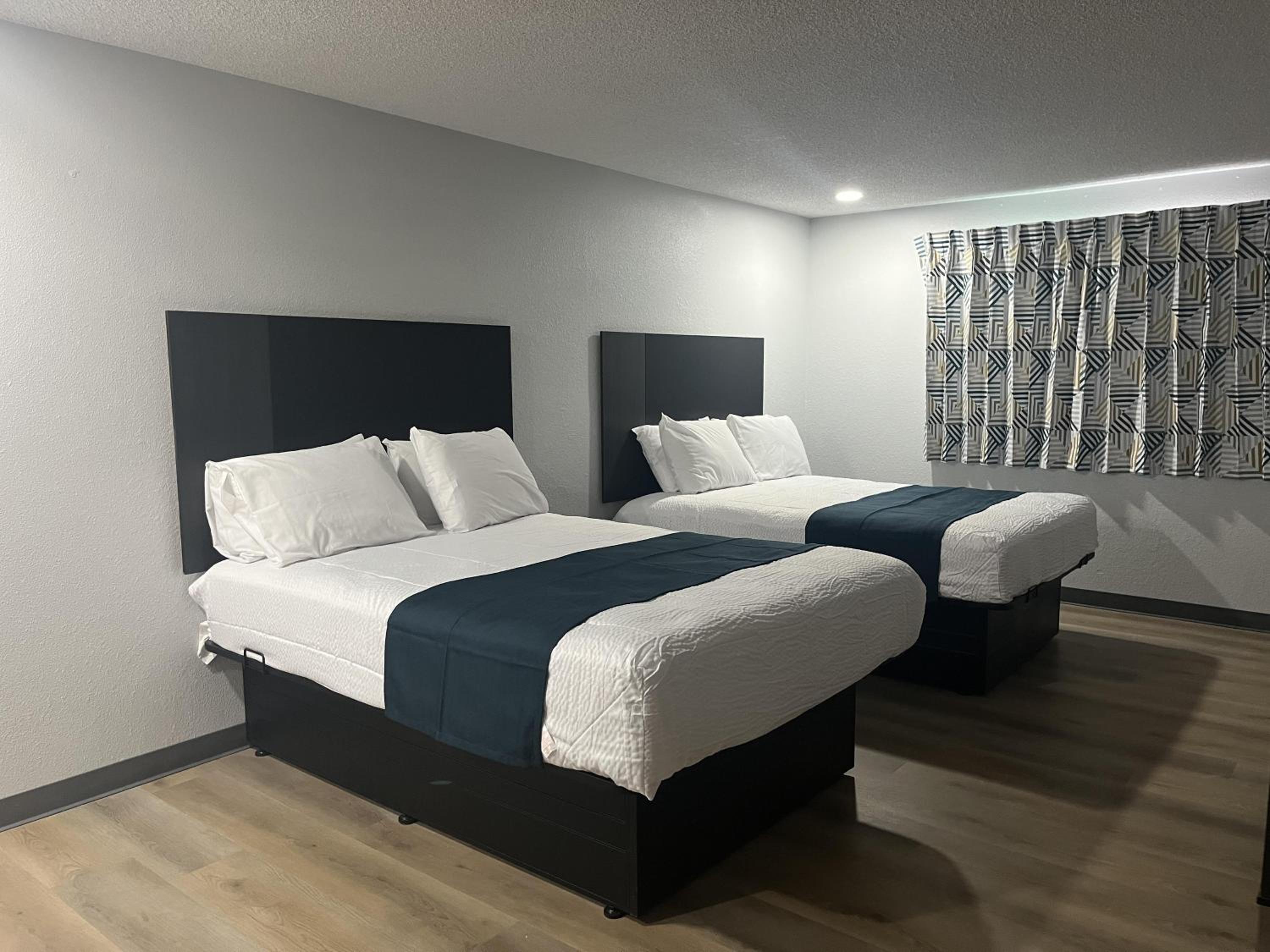 Queen Room with Two Queen Beds - Non-Smoking photo 3