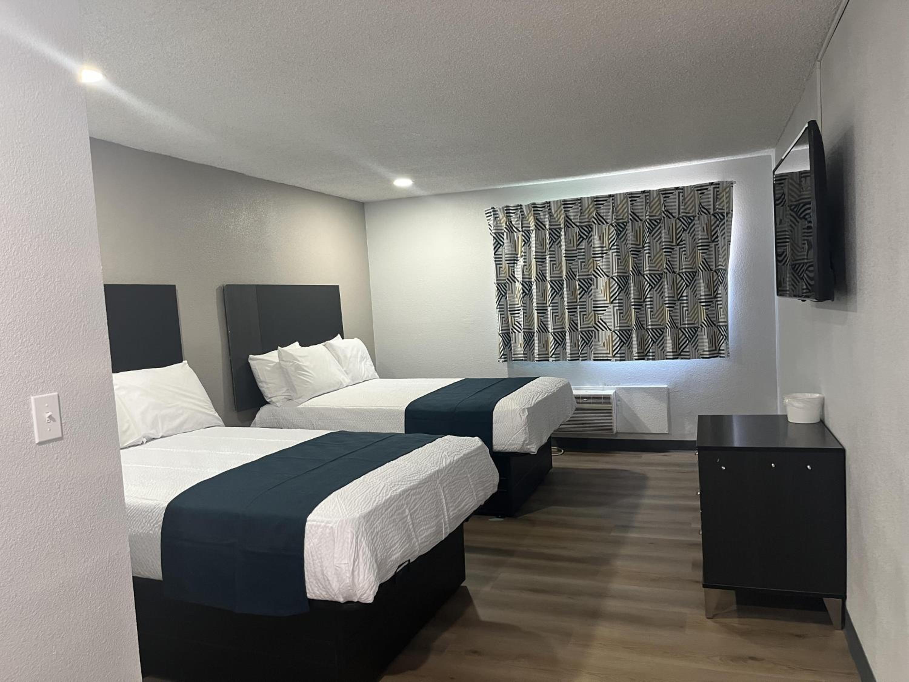Queen Room with Two Queen Beds - Non-Smoking photo 2
