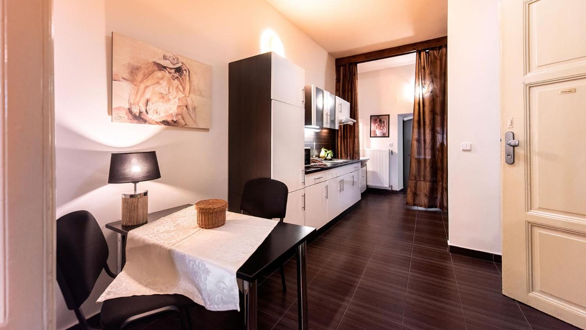Deluxe One-Bedroom Apartment with City View photo 3