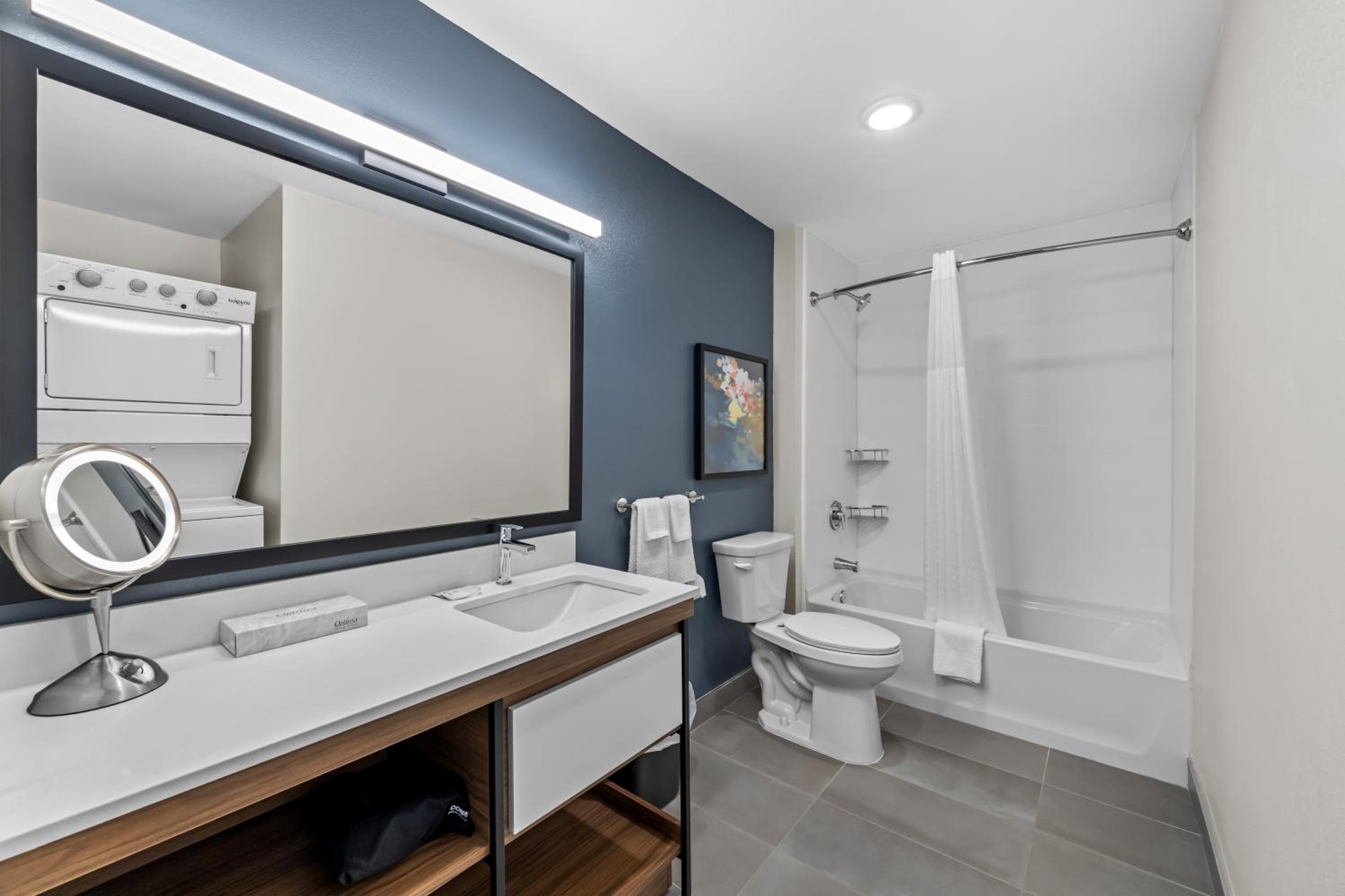One-Bedroom King Suite with Kitchen photo 3