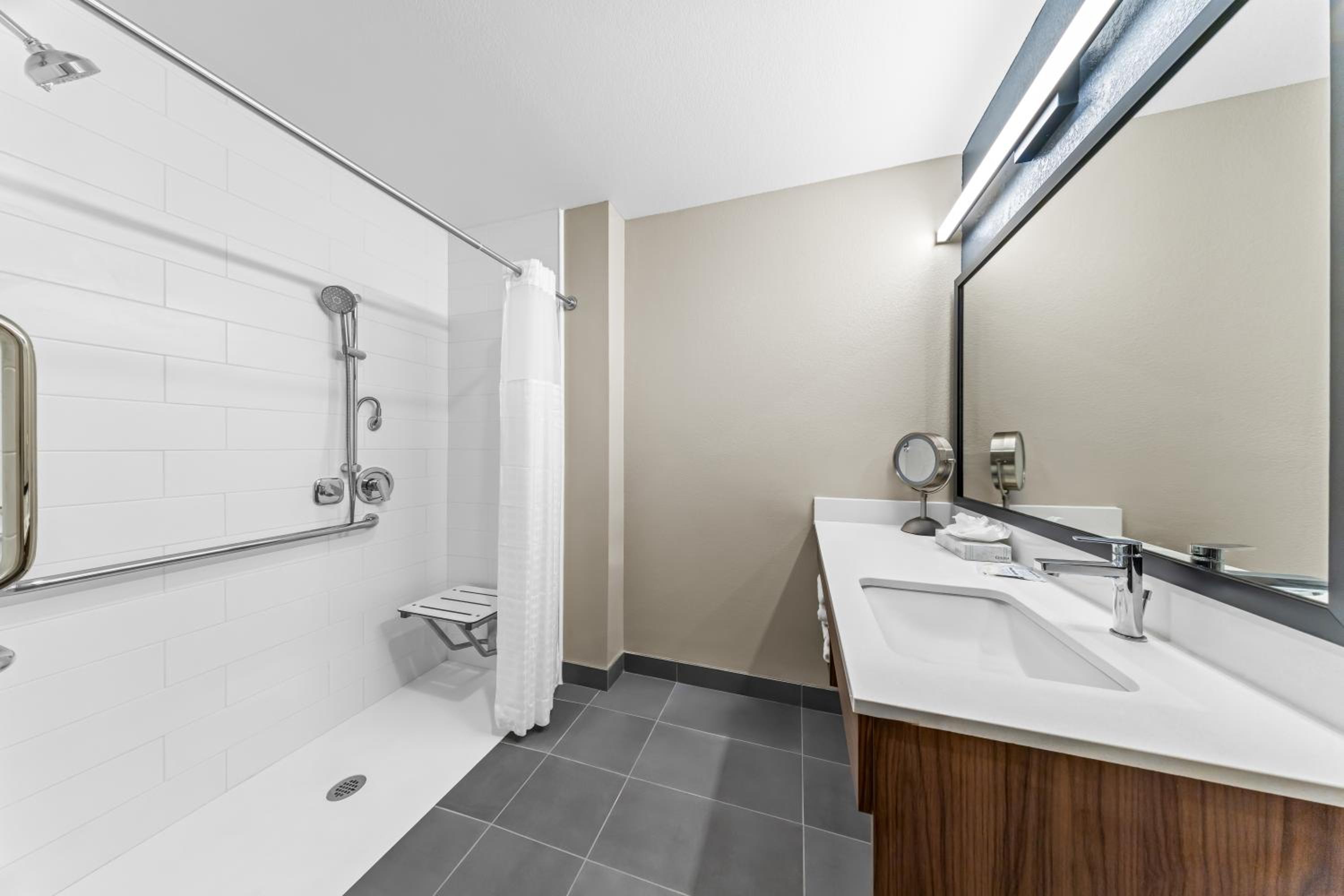 One-Bedroom King Suite with Kitchen - Accessible photo 1