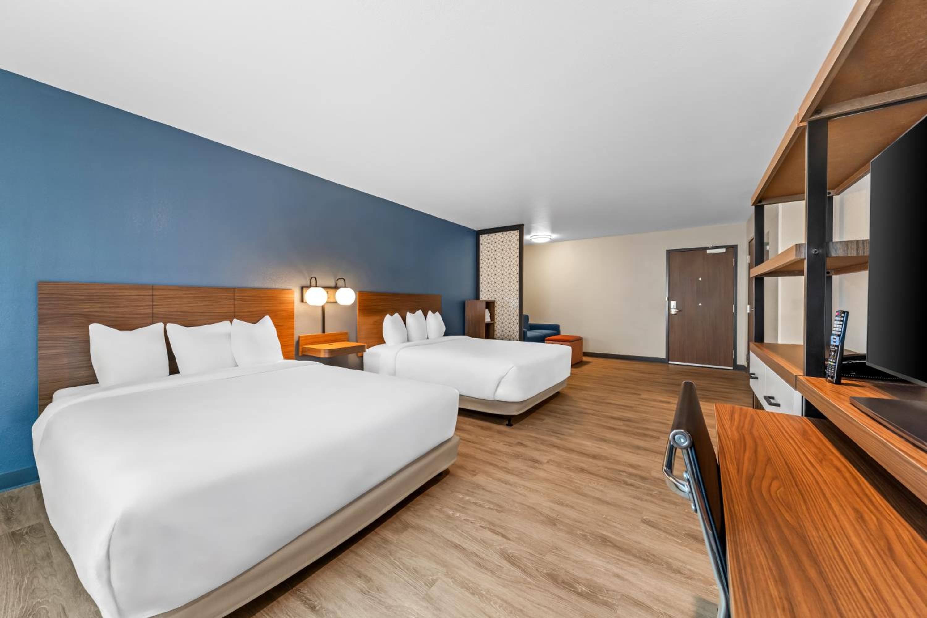Queen Room with Two Queen Beds, Kitchen and Bath Tub - Accessible photo 2