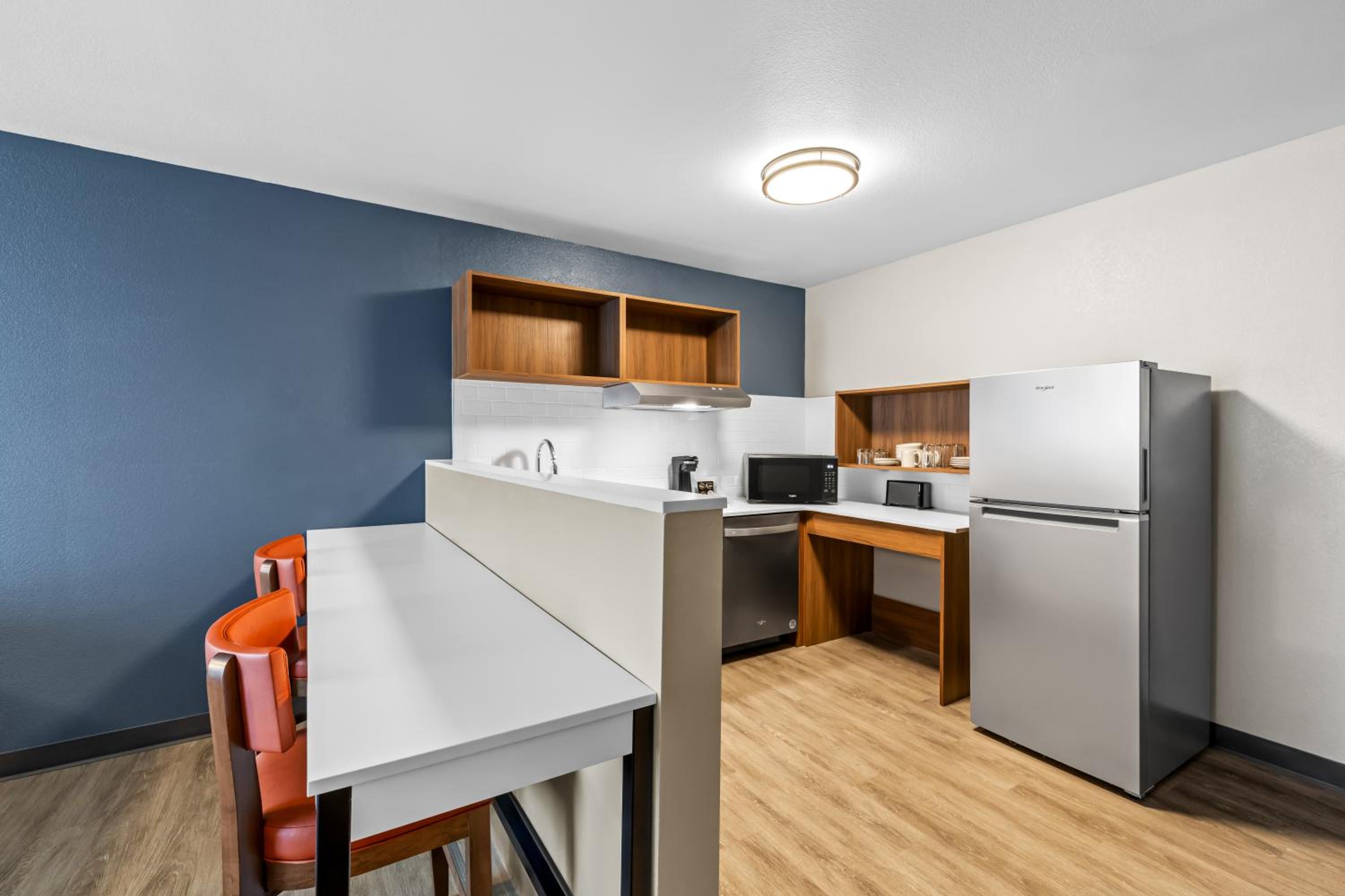 One-Bedroom King Suite with Kitchen - Accessible photo 3