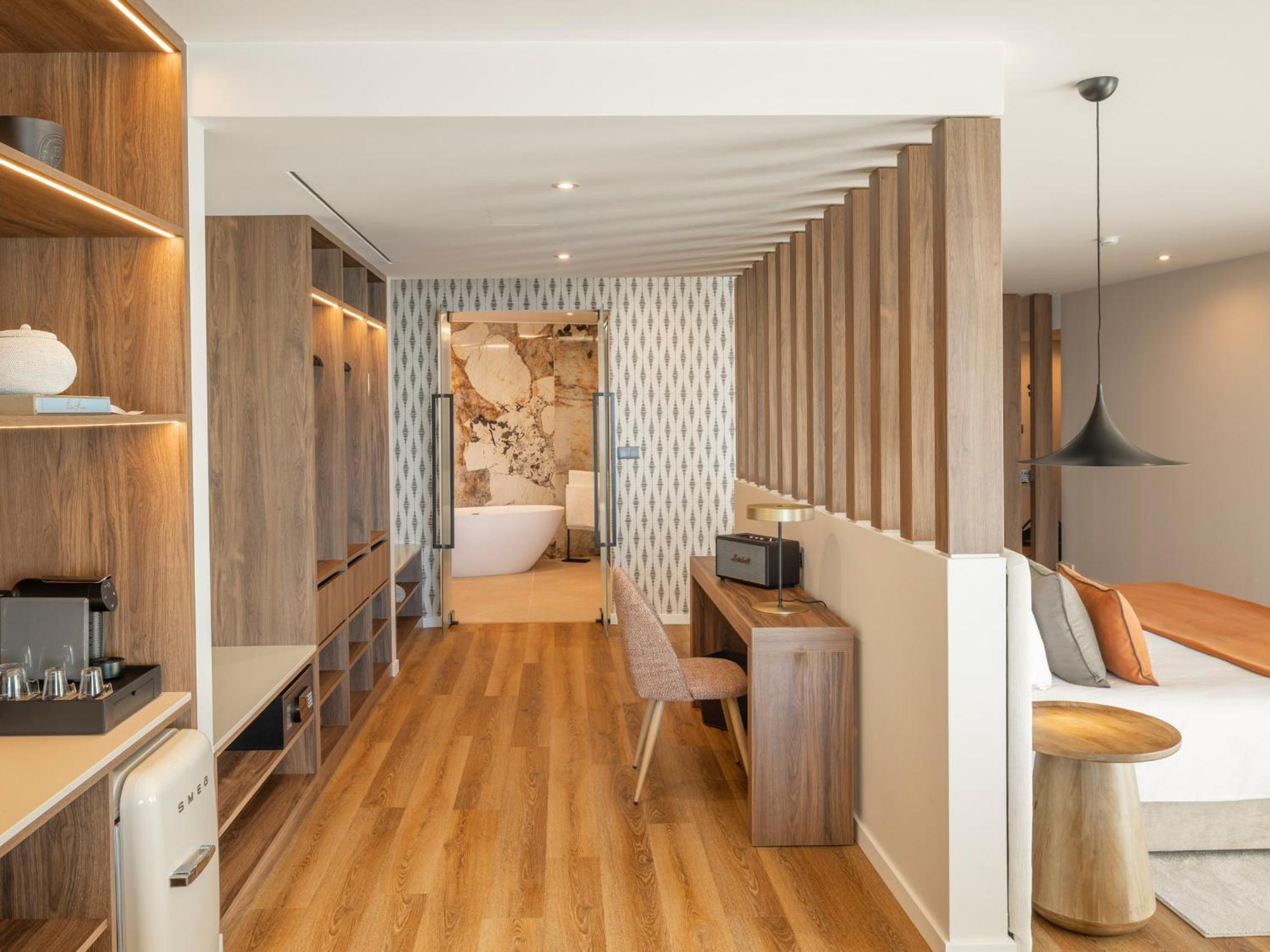 Master Suite thumbnail 5