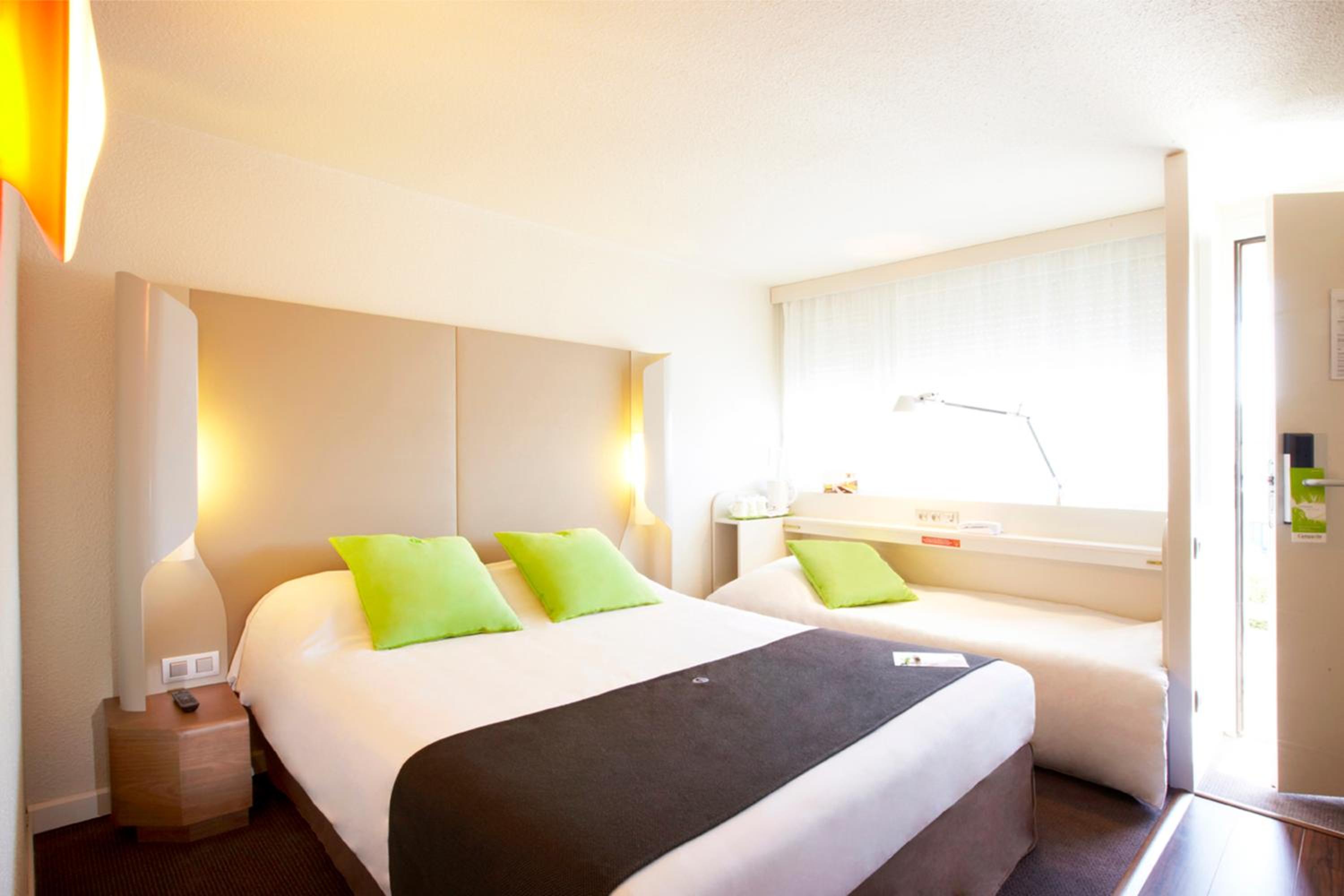 Standard Queen Room with One Junior Bed - Photo 4