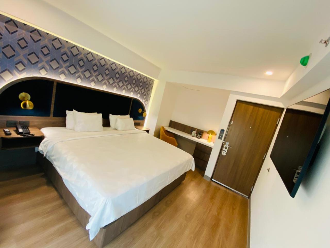 Standard King Room - Photo 1