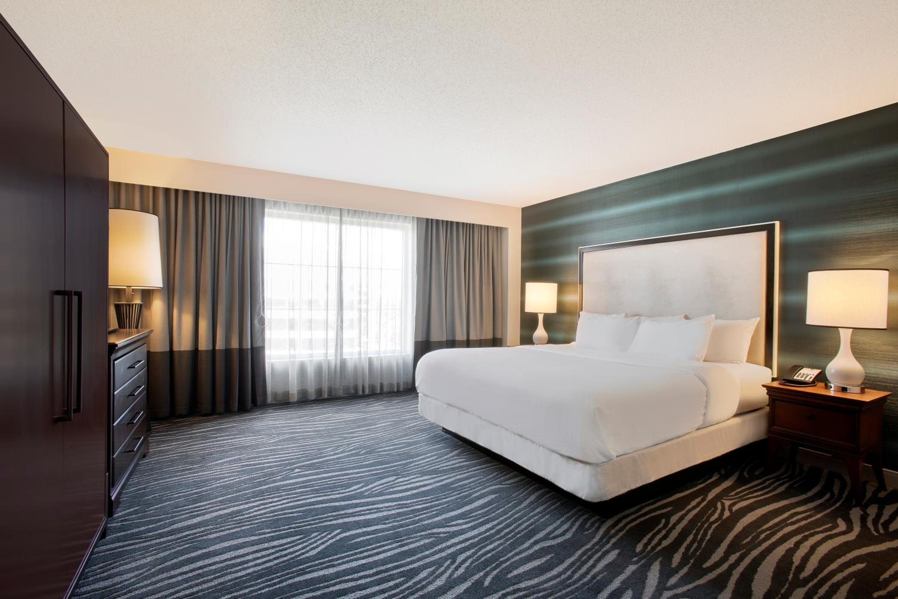 One-Bedroom Suite with One King Bed - Mobility Access with Tub
